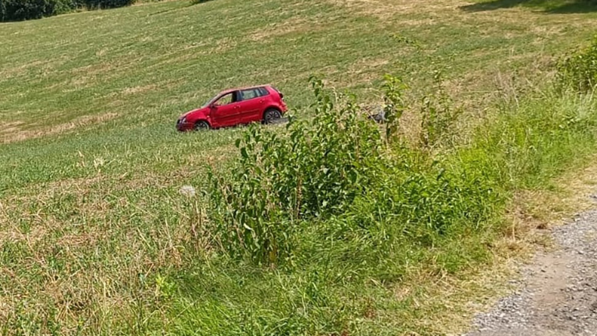 Auto si ribalta nel campo a Pradello di Agazzano, ferita la donna al volante