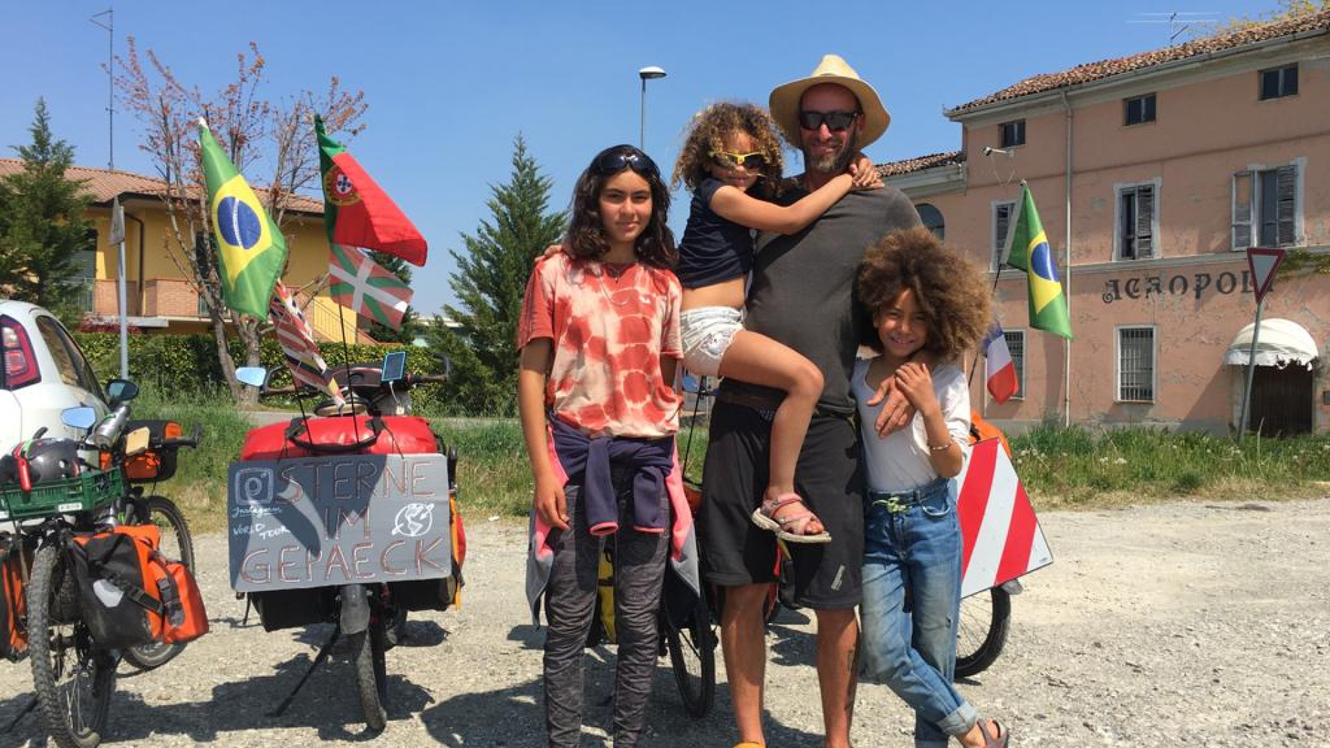 Tocca Piacenza il giro del mondo in bici di Chris e delle sue bambine