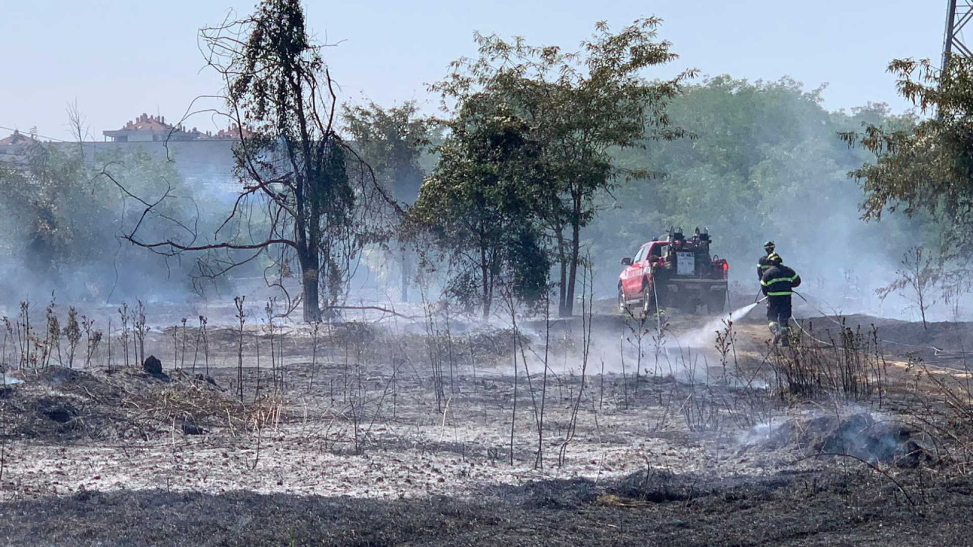 Fiamme tra mercato ortofrutticolo e Cattolica, treni fermi per mezz'ora
