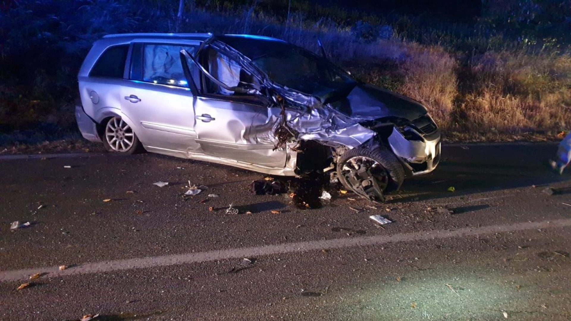 Auto con quattro giovani  fuori strada nella notte a Croara: due sono gravissimi