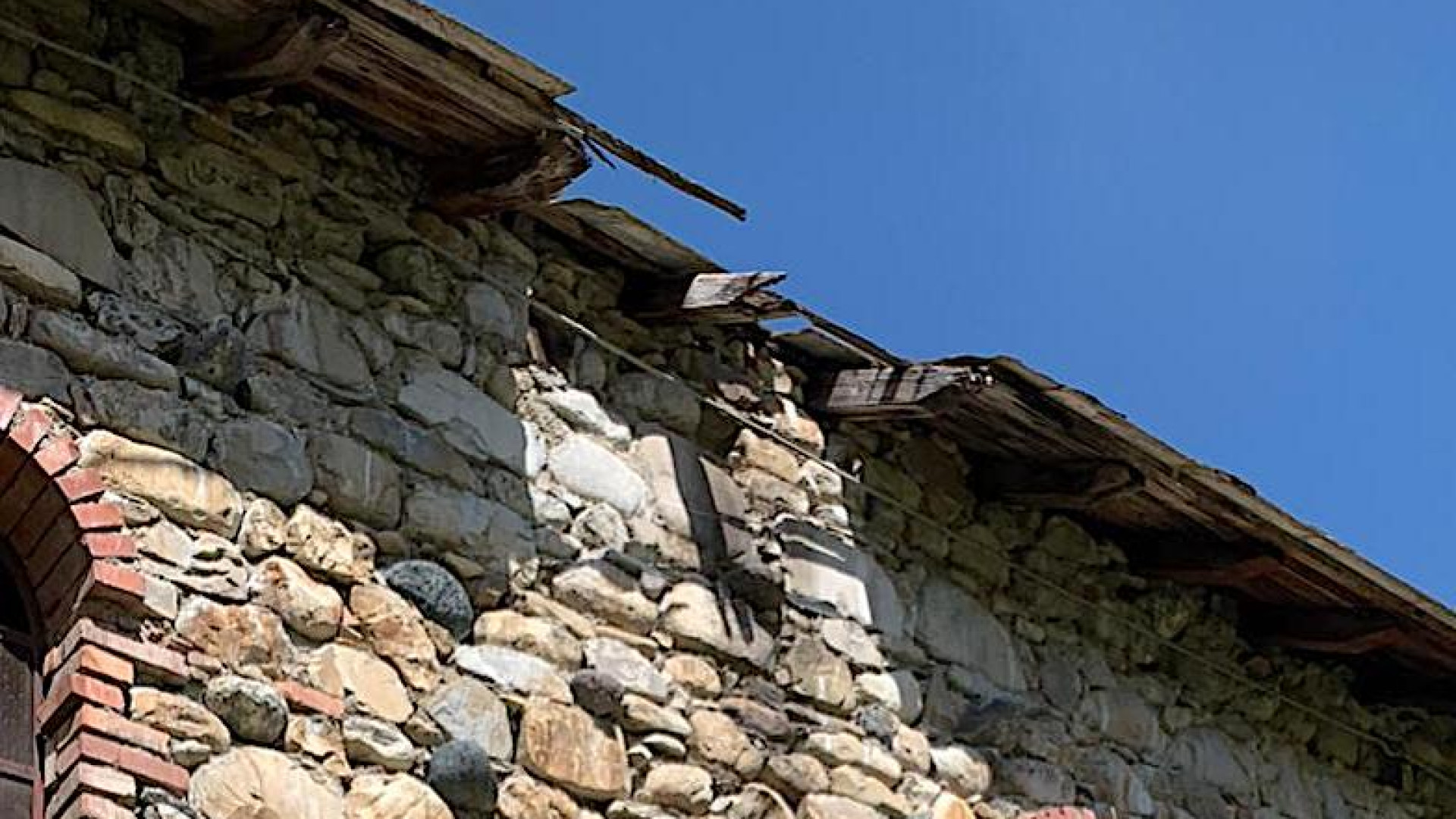 Il giorno dopo il terremoto: "Non spostarsi per controllare le seconde case"