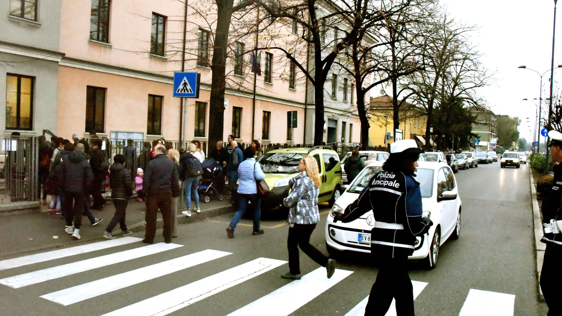 I genitori di 11 alunni difendono le docenti: "Tra le migliori, nessun clima di violenza"