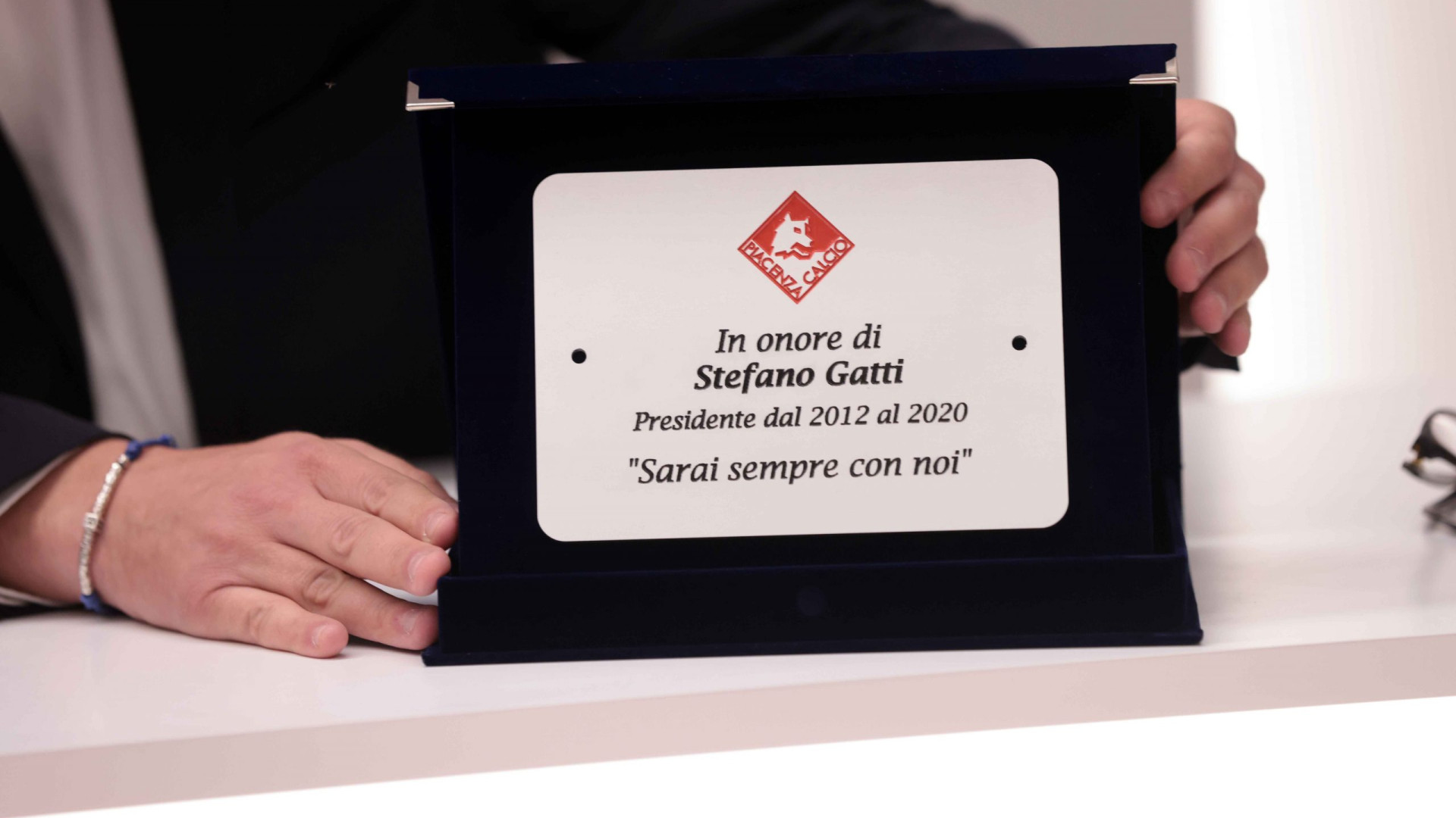 Una targa in ricordo di Stefano Gatti posizionata nel posto che occupava al Garilli