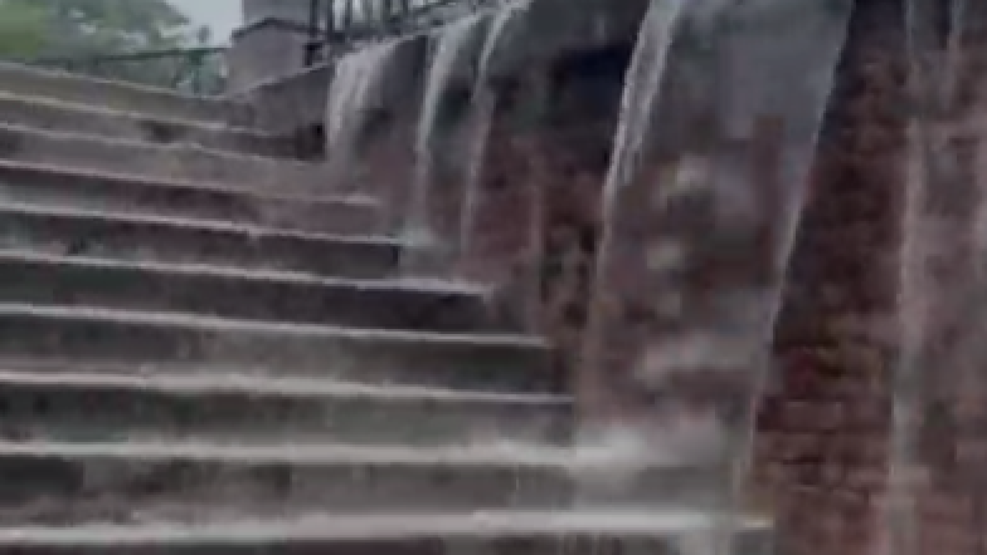 La pioggia non dà tregua: sulla scalinata di Barriera Milano compare una cascata
