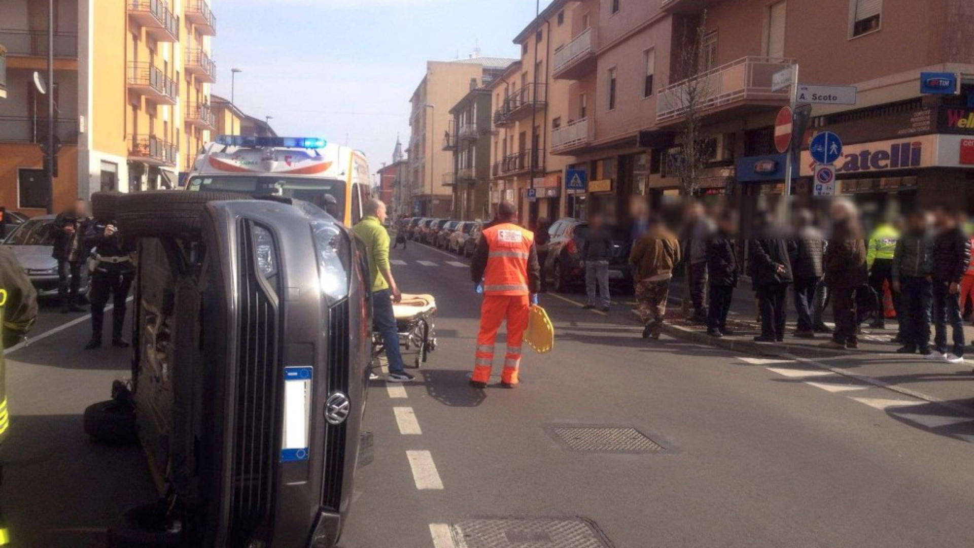 Viale Dante, urta un mezzo in sosta e l’auto si ribalta. Conducente illeso