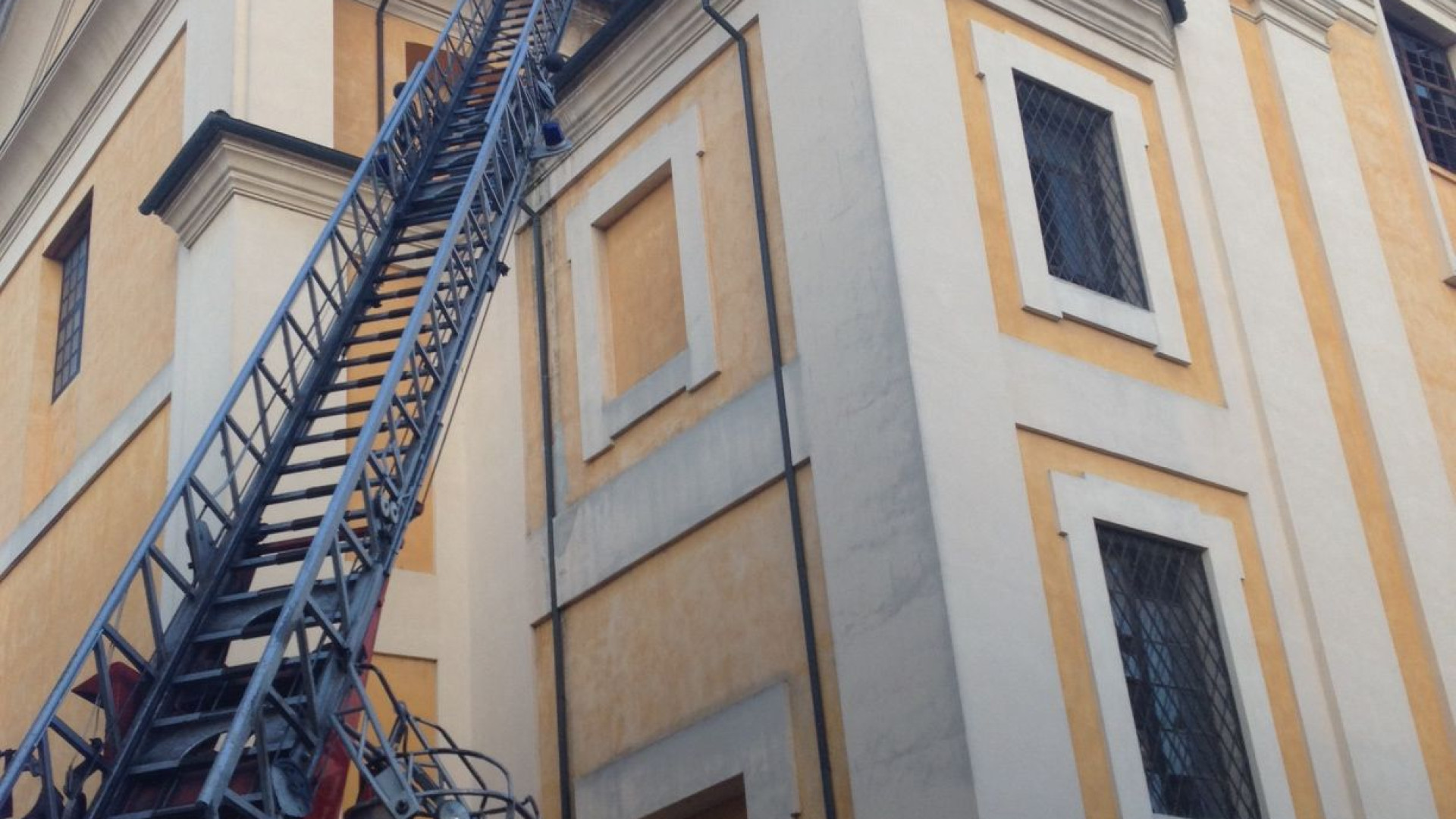 Chiesa delle Benedettine, un altro pezzo si stacca dalla cupola