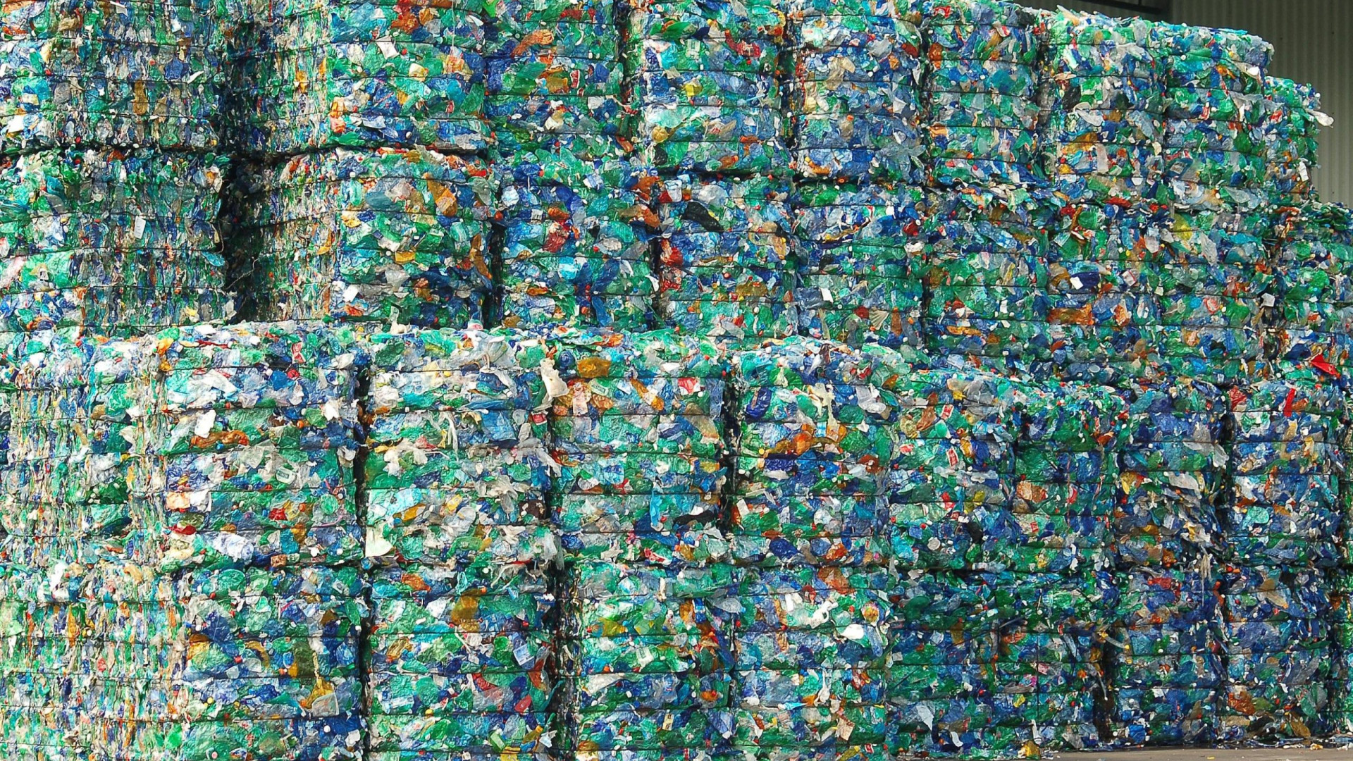 La plastica si ricicla in 5 fasi. Con mille bottiglie si realizza un’intera cucina nuova