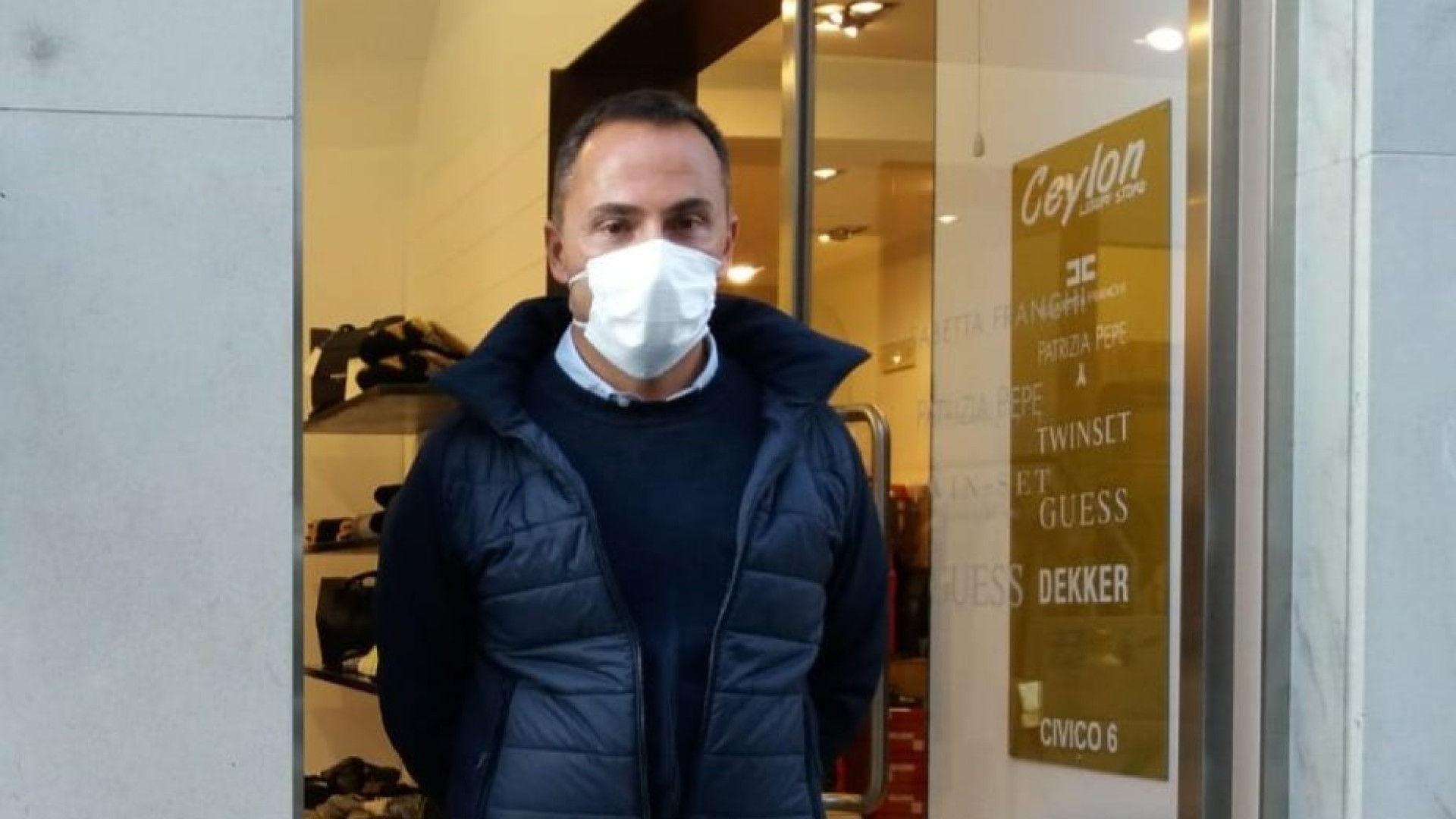 Negozi chiusi nei centri commerciali: "Siamo tutti appesi a un filo"
