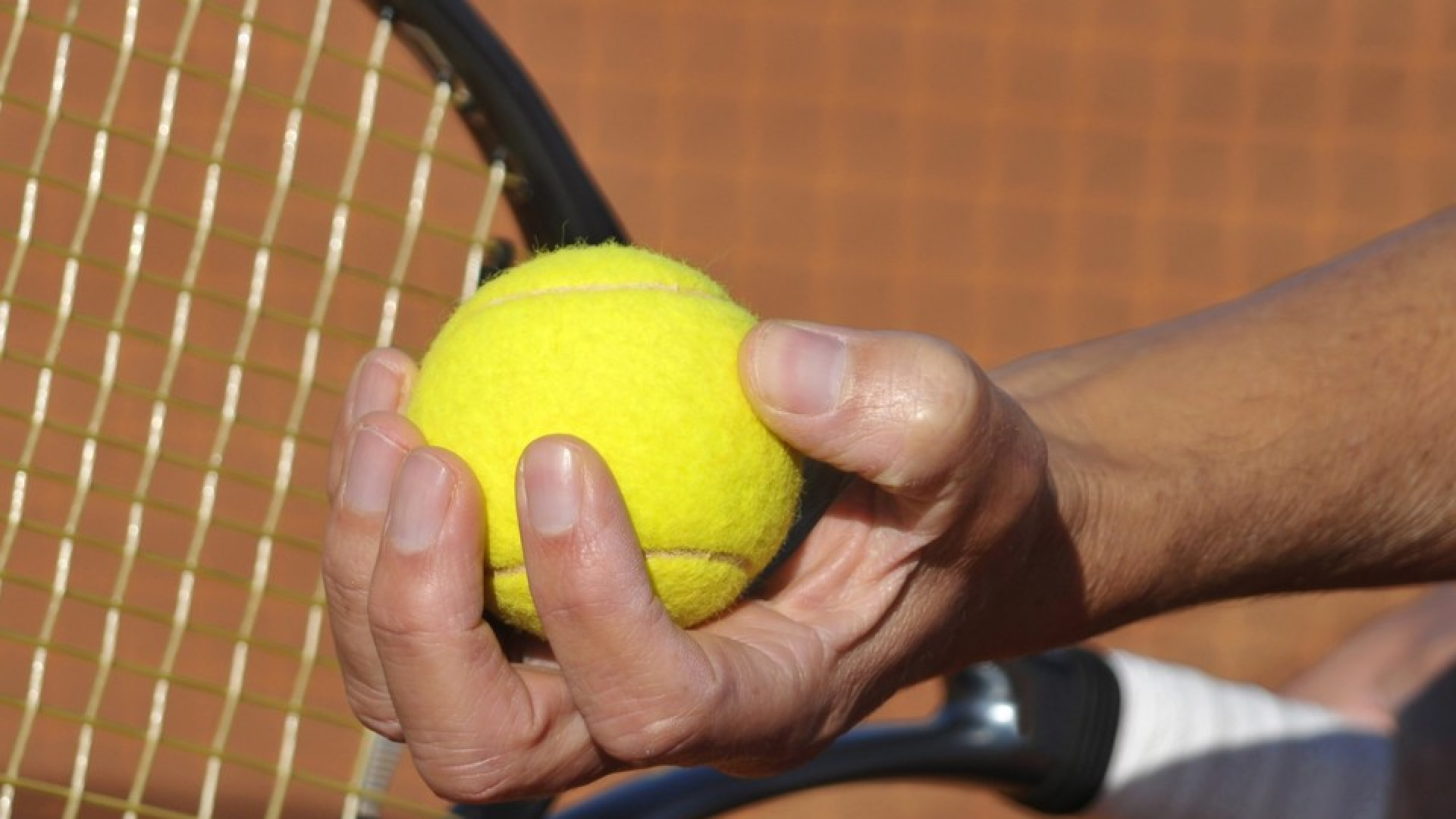 Sparisce il portafogli al polisportivo, la precisazione del tennista derubato