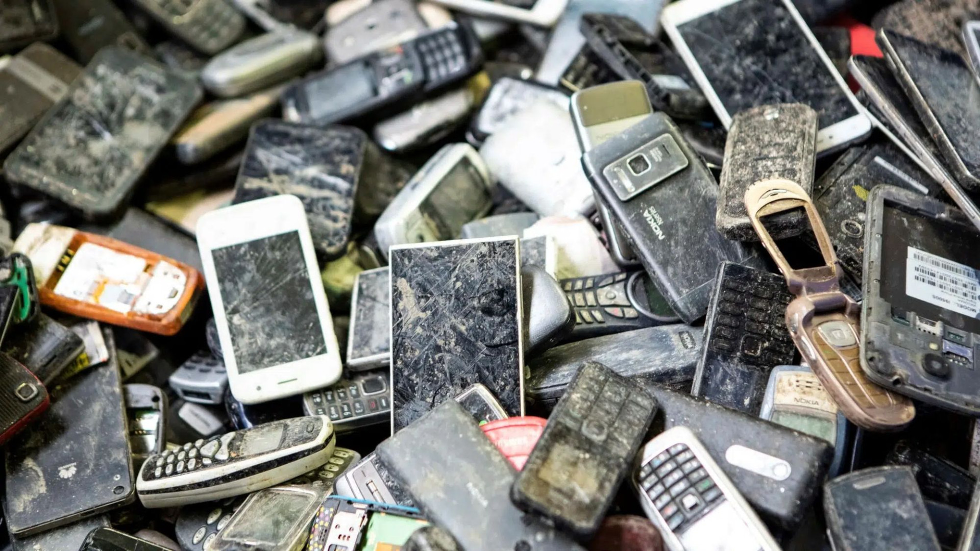 Gli smartphone inquinano quanto Olanda e Venezuela, ma la crisi “aiuta” l’ambiente