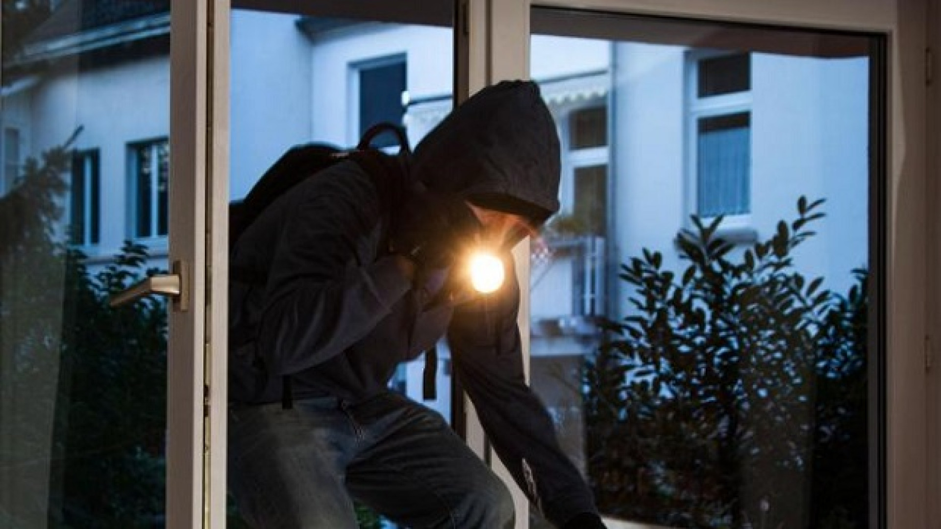 Ladri scavalcano la recinzione di una palazzina,|ma il vicino li mette in fuga