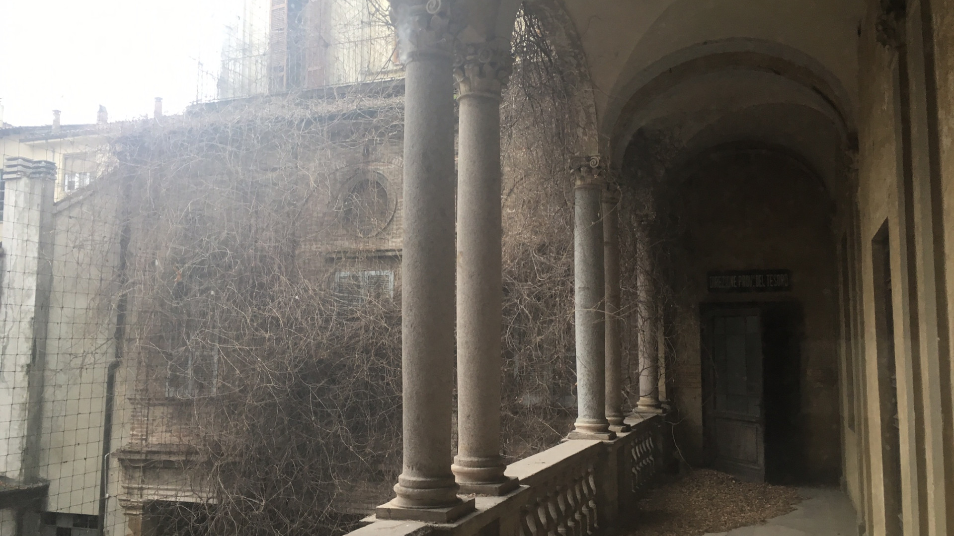 Dal degrado alla rinascita: a palazzo Costa Ferrari iniziano i lavori. IL VIDEO