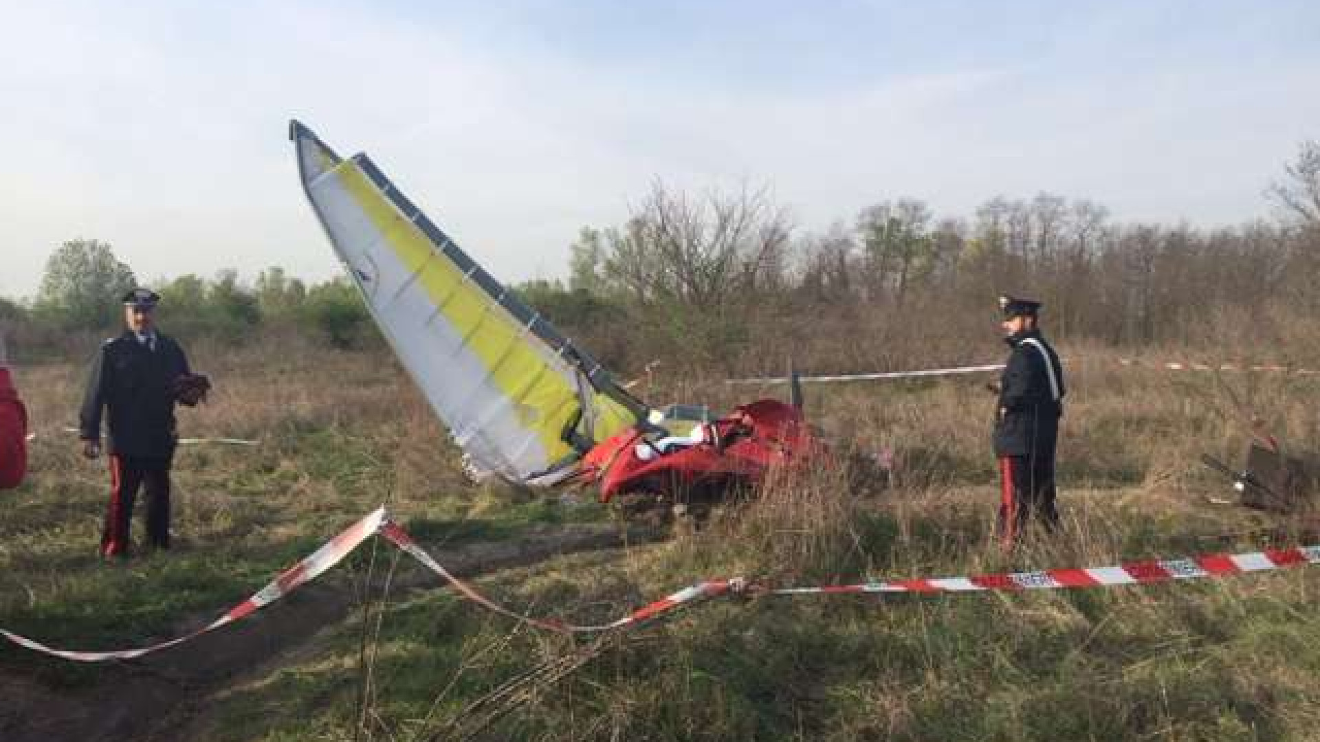Deltaplano a motore precipita nel greto del Trebbia a Gossolengo, morto il pilota