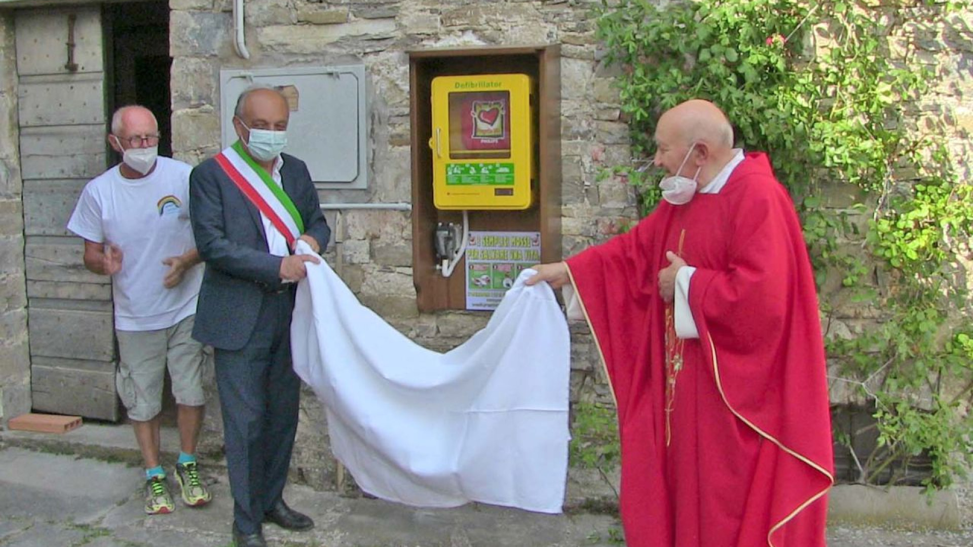 Con un defibrillatore vicino alla chiesa il circolo Anspi di Calenzano  festeggia i 25 anni