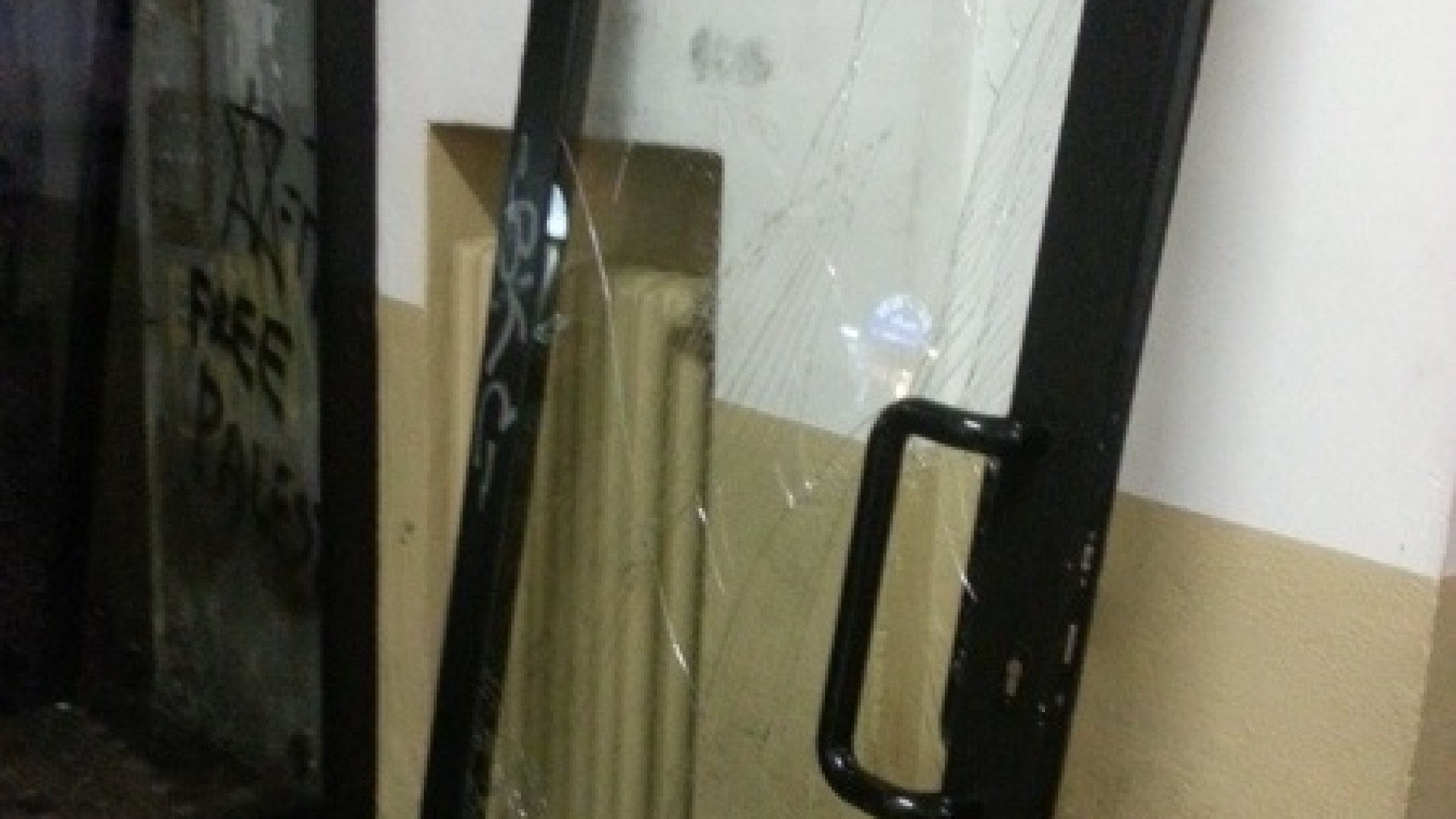 Piazza Cittadella: stazione dei bus presa d'assalto dai vandali. Ingresso distrutto