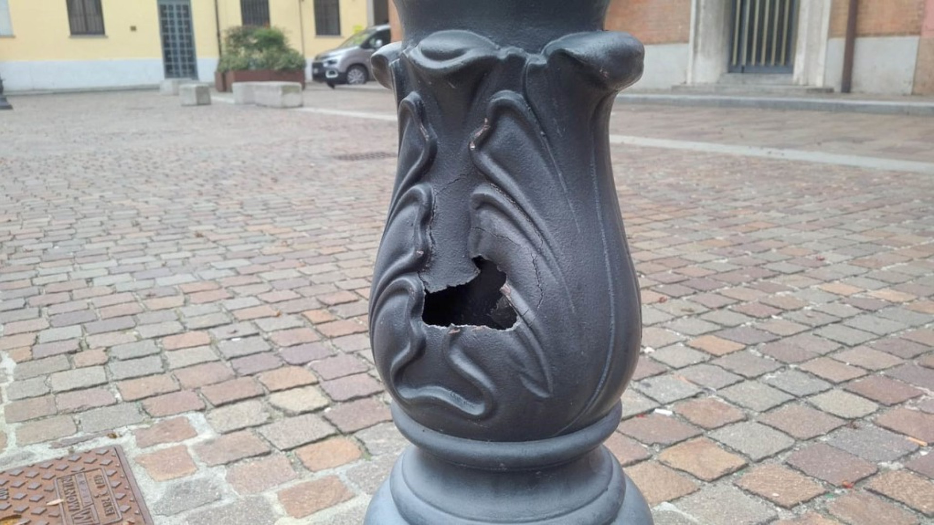 Residenti e commercianti: "Piazza Casaroli in mano a bande di ragazzini"