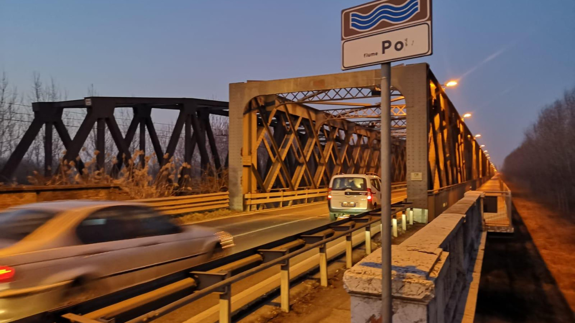 Si solleva un giunto del "ponte di ferro" di Castelvetro, intervento d'urgenza dei tecnici. Disagi al traffico