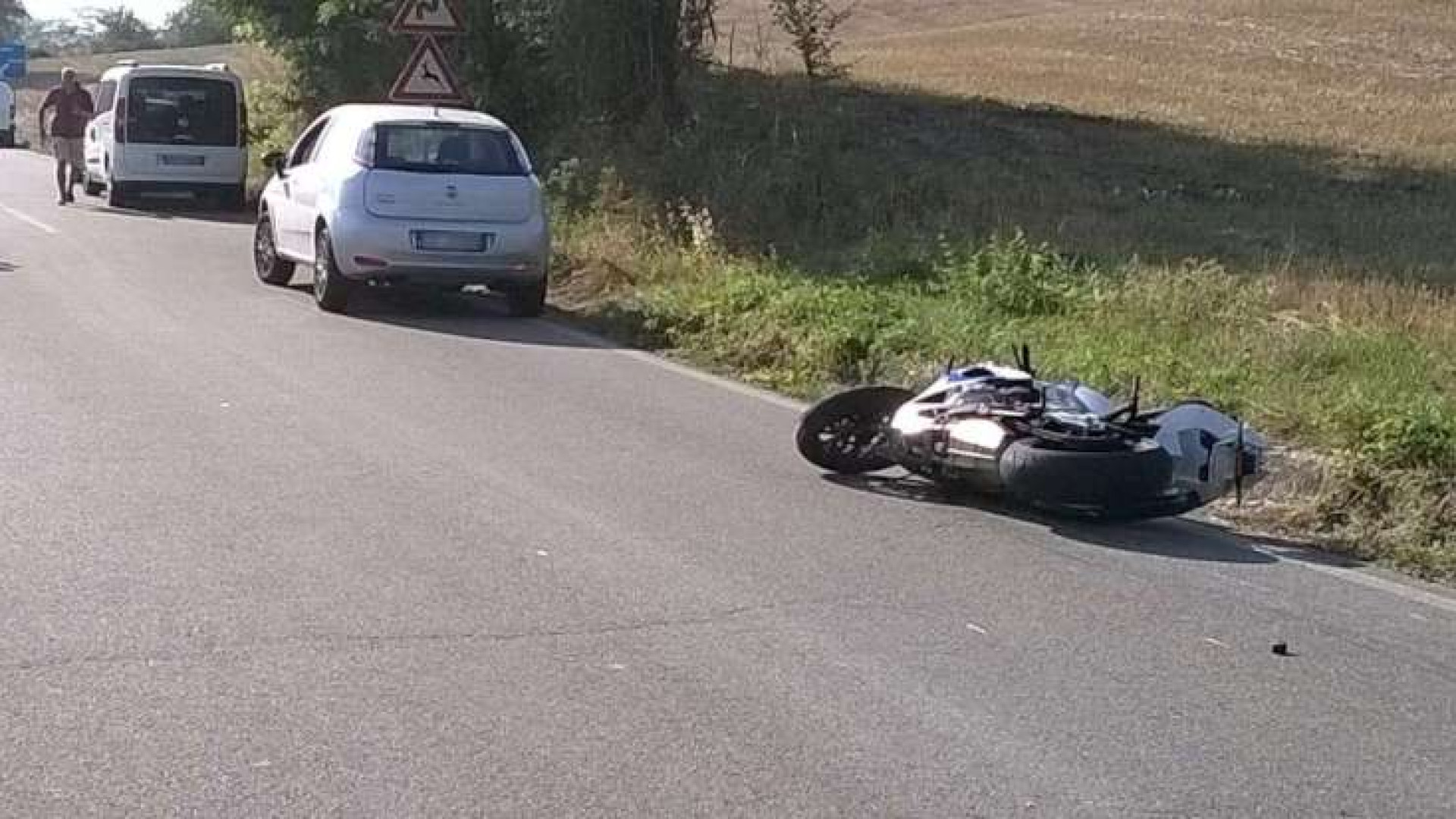 Caminata, scontro tra un'auto e una moto: muore 29enne