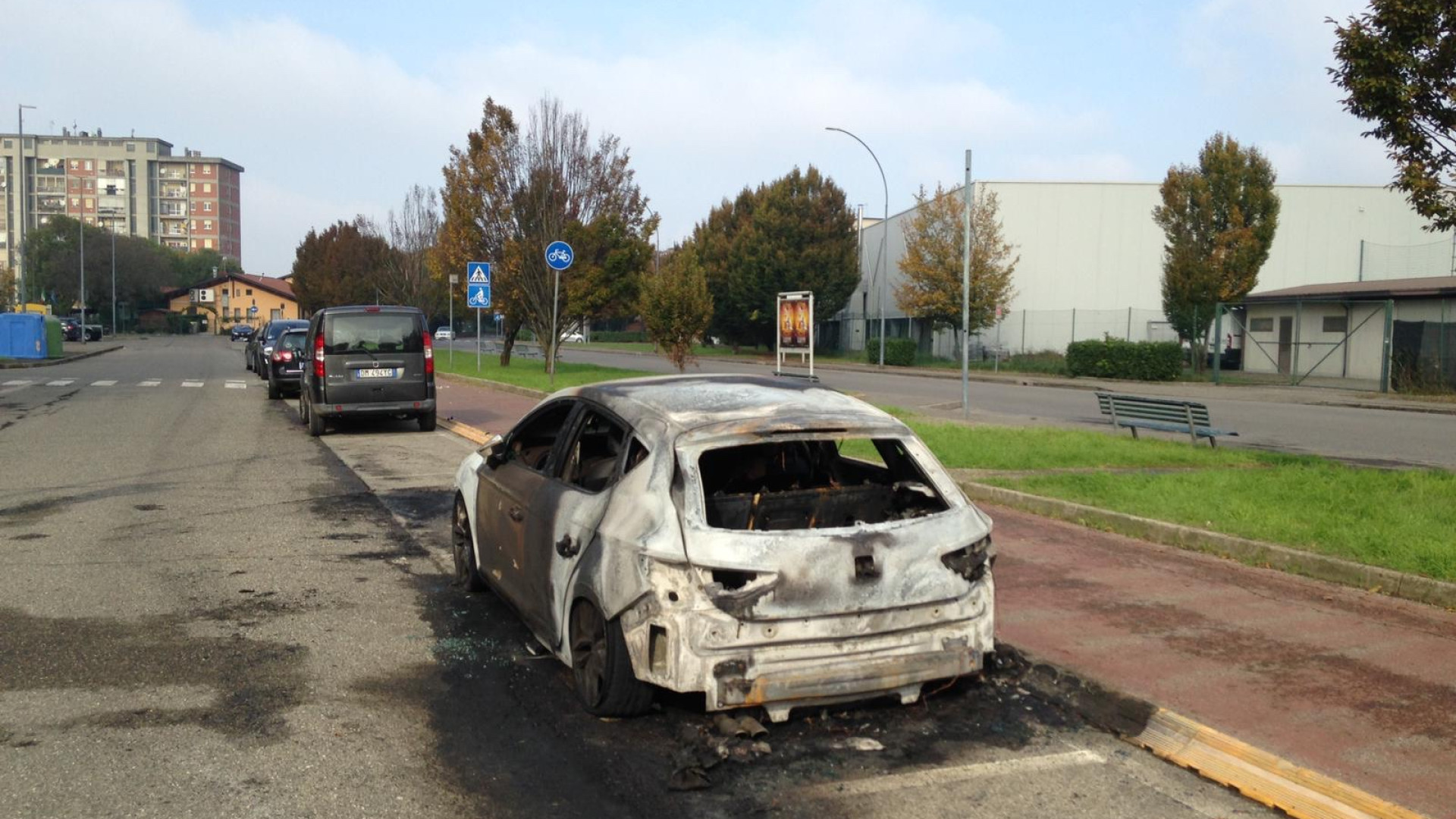 Piromane in azione al Peep: date alle fiamme vetture e cassonetti per i rifiuti