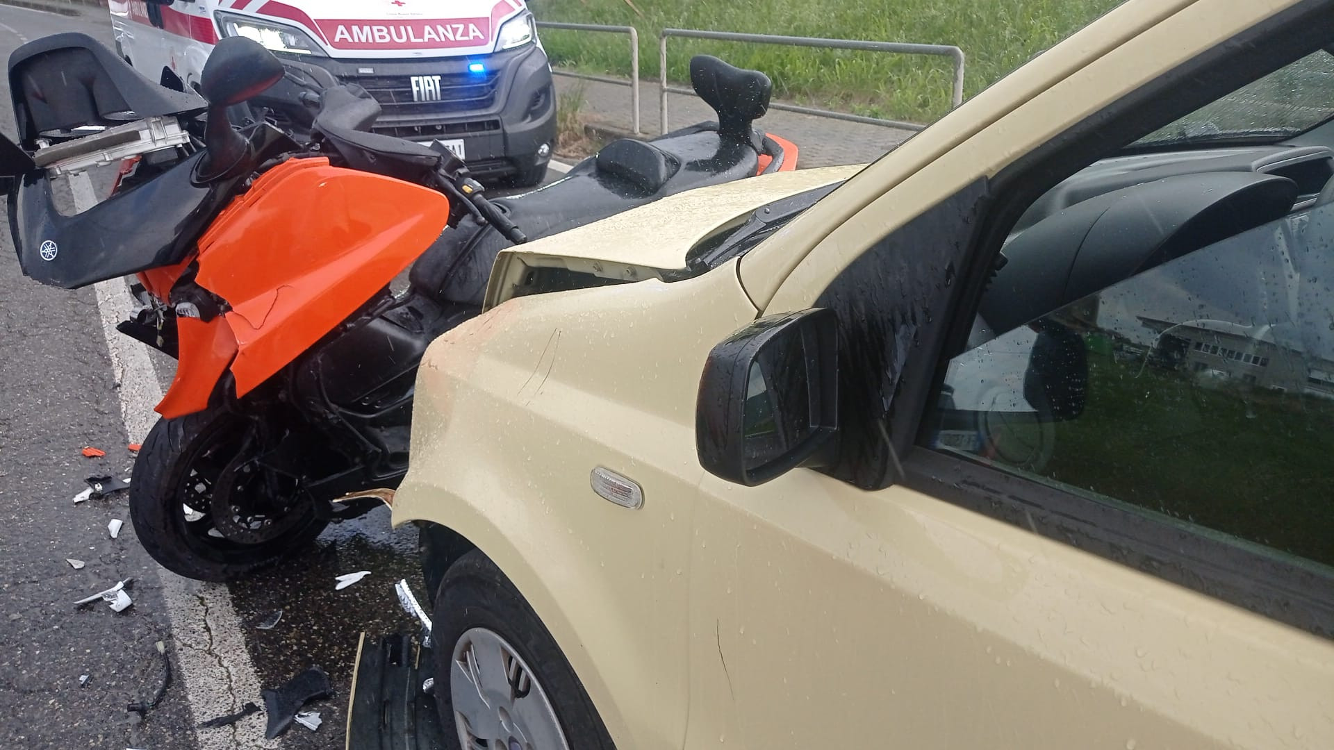 Incidente a Castelnovo: scontro tra auto e scooter, giovane in ospedale