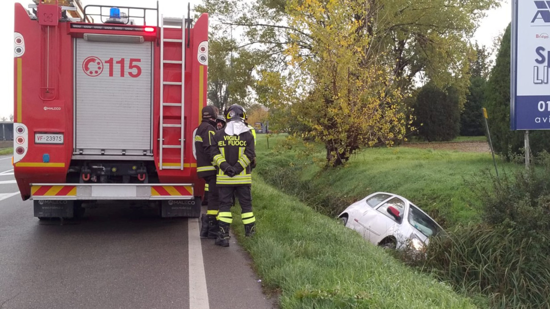Auto nel fossato a Cattagnina di Rottofreno. Nessuna conseguenza per il conducente