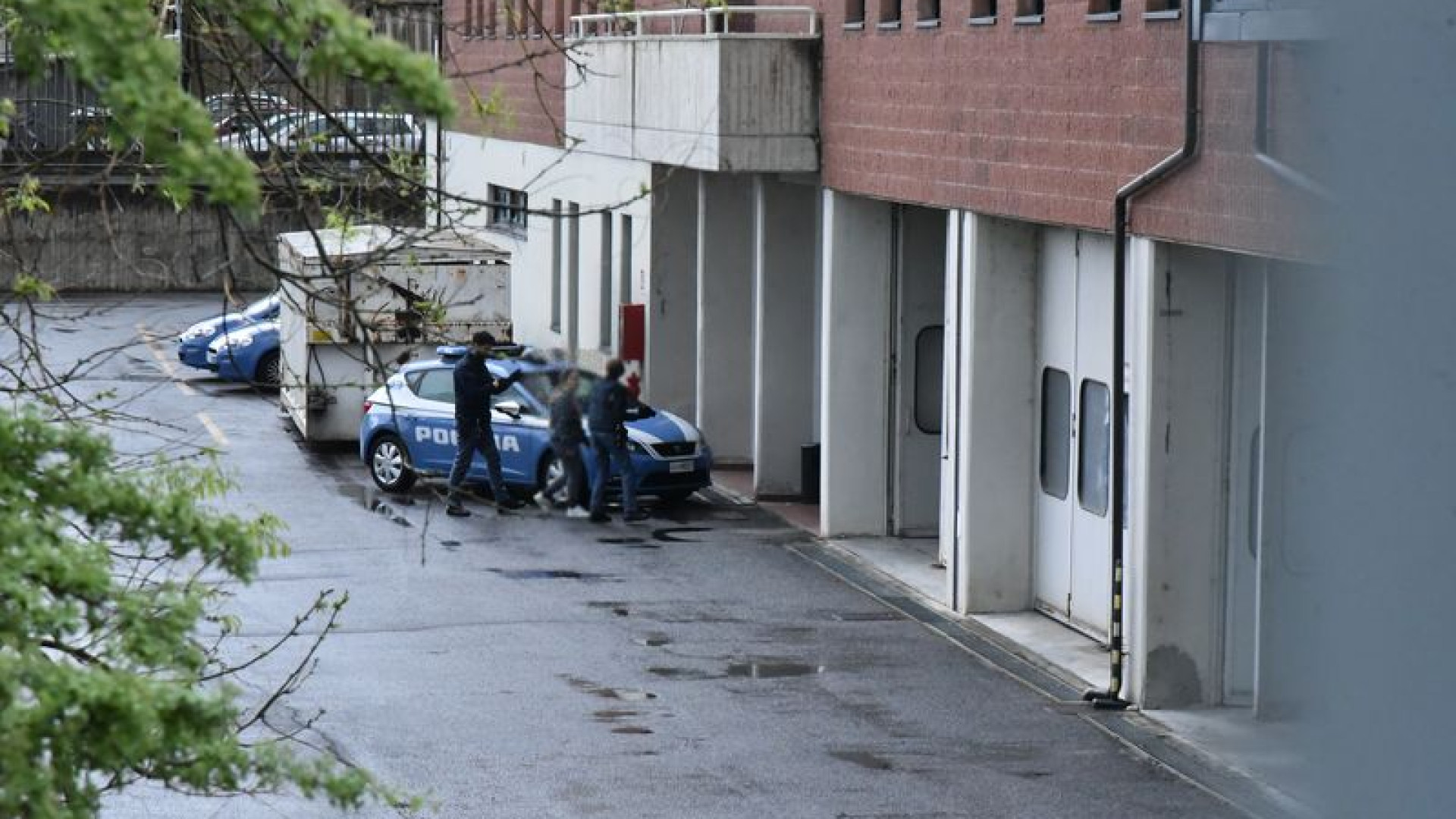 Madre tenta di portare via i suoi bambini ai servizi sociali: operatori minacciati con un coltello