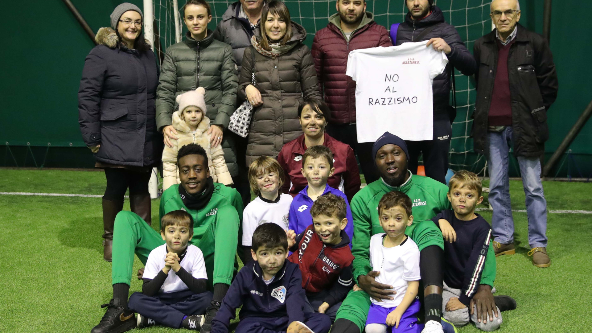 Omar Daffe, l'abbraccio più bello dai suoi piccoli calciatori: "No al razzismo"