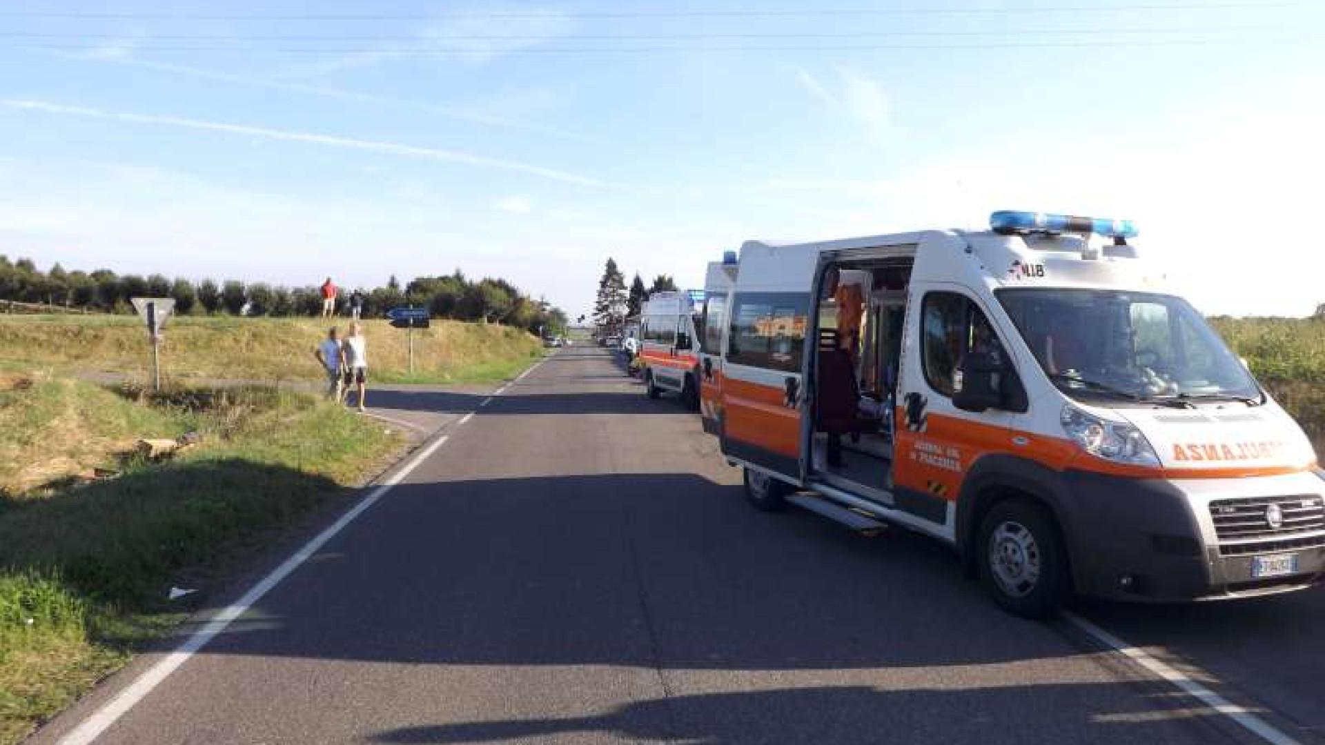 Caduti da un carro e travolti da un furgone: due feriti a Rezzano