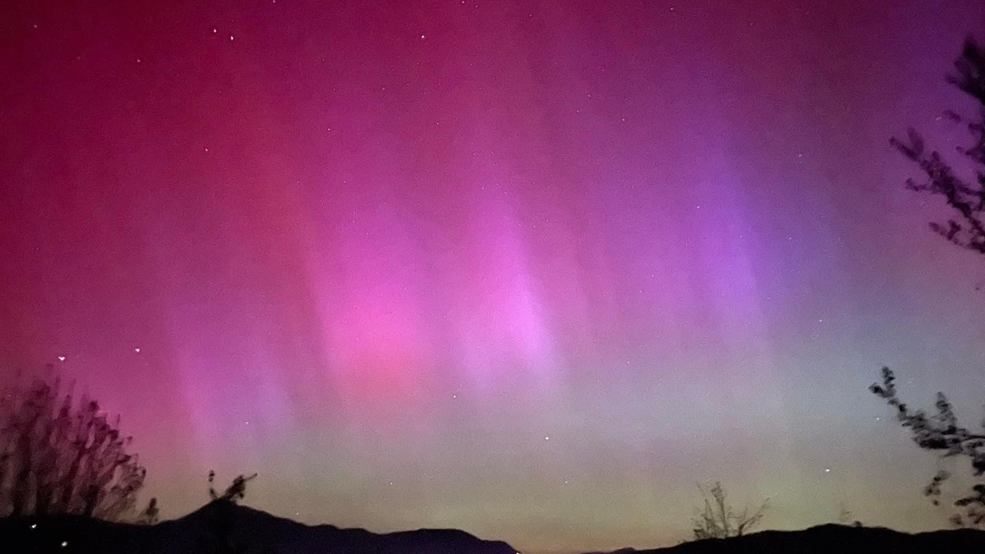Le foto spettacolari dell'aurora boreale, tornata a illuminare il cielo di Piacenza