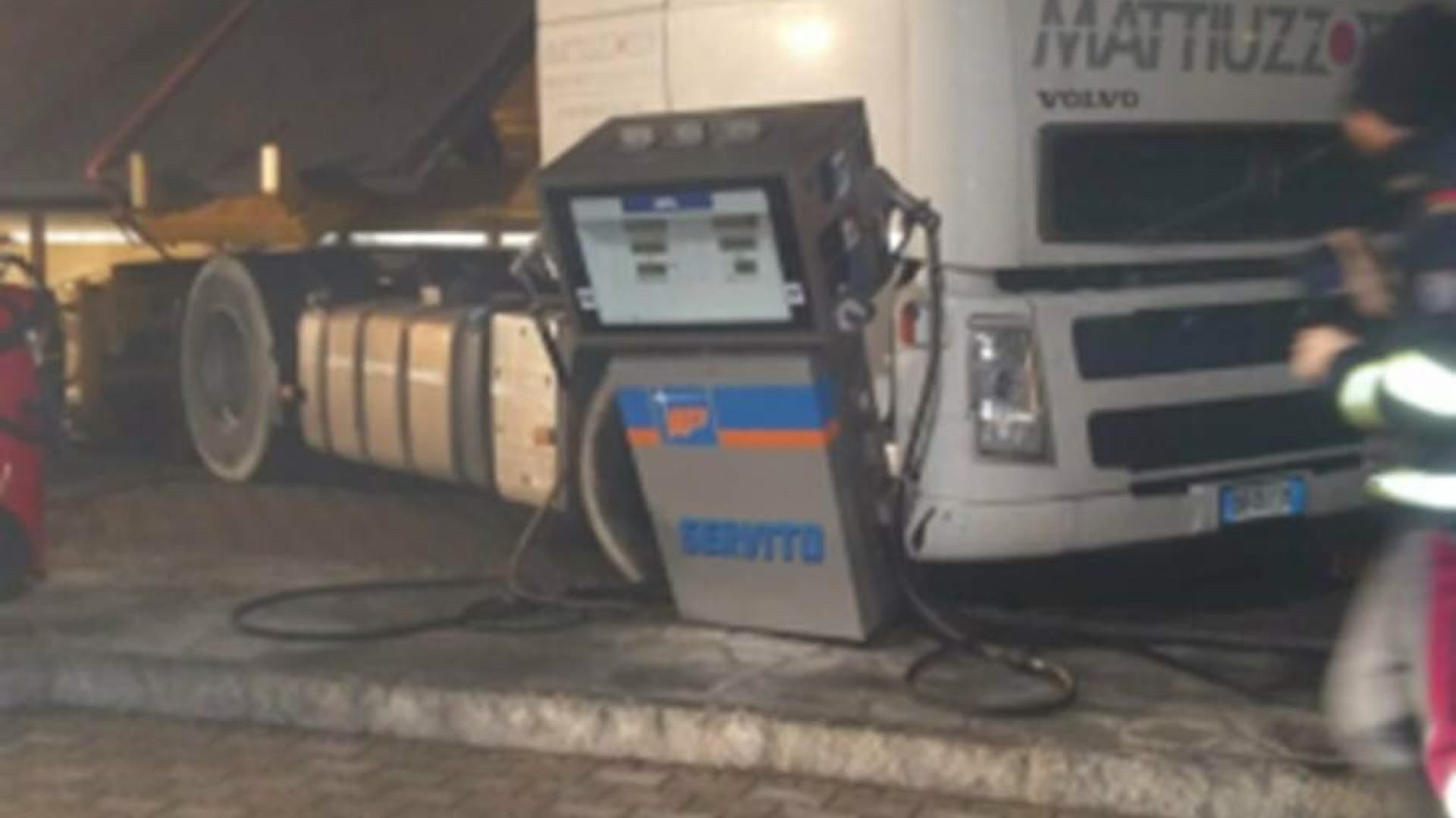 Retromarcia con il camion, divelta una colonnina del gpl