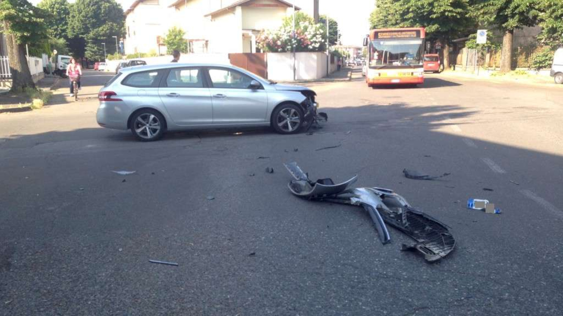 Scontro a tre in via Millo: danni alle vetture, ma solo ferite lievi per gli automobilisti
