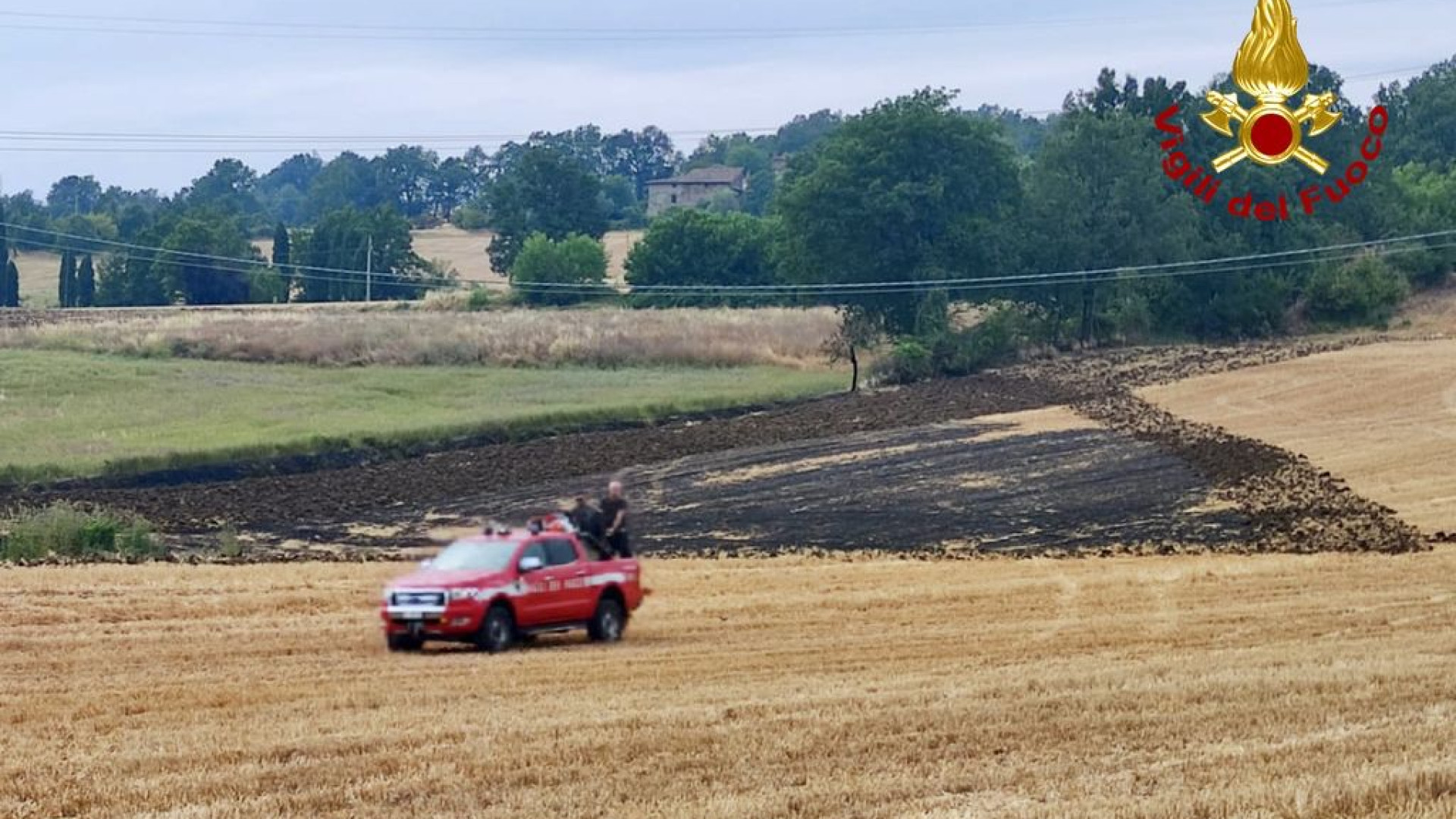 Incendio in un campo tra Agazzano e Piozzano, fiamme domate dai vigili del fuoco