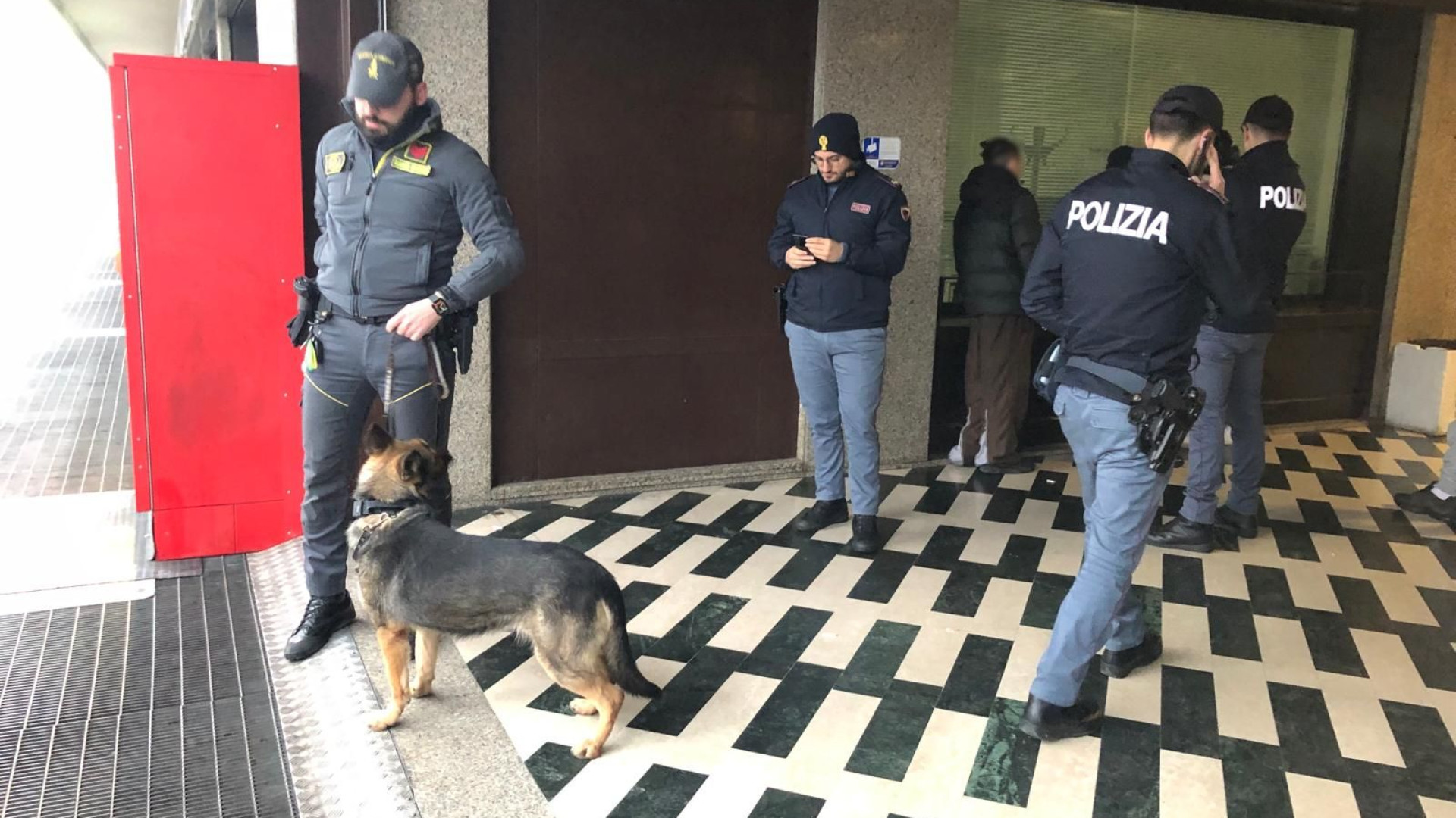 Controlli antidroga in via IV Novembre a Piacenza: trovate dosi di hashish gettate a terra