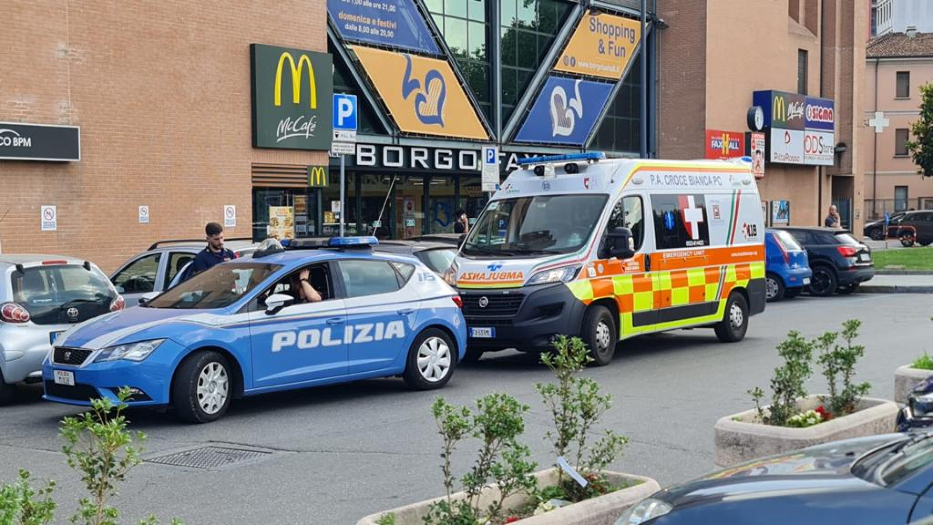 Trovato a terra e sanguinante nel parcheggio. "Mi hanno aggredito e rapinato"