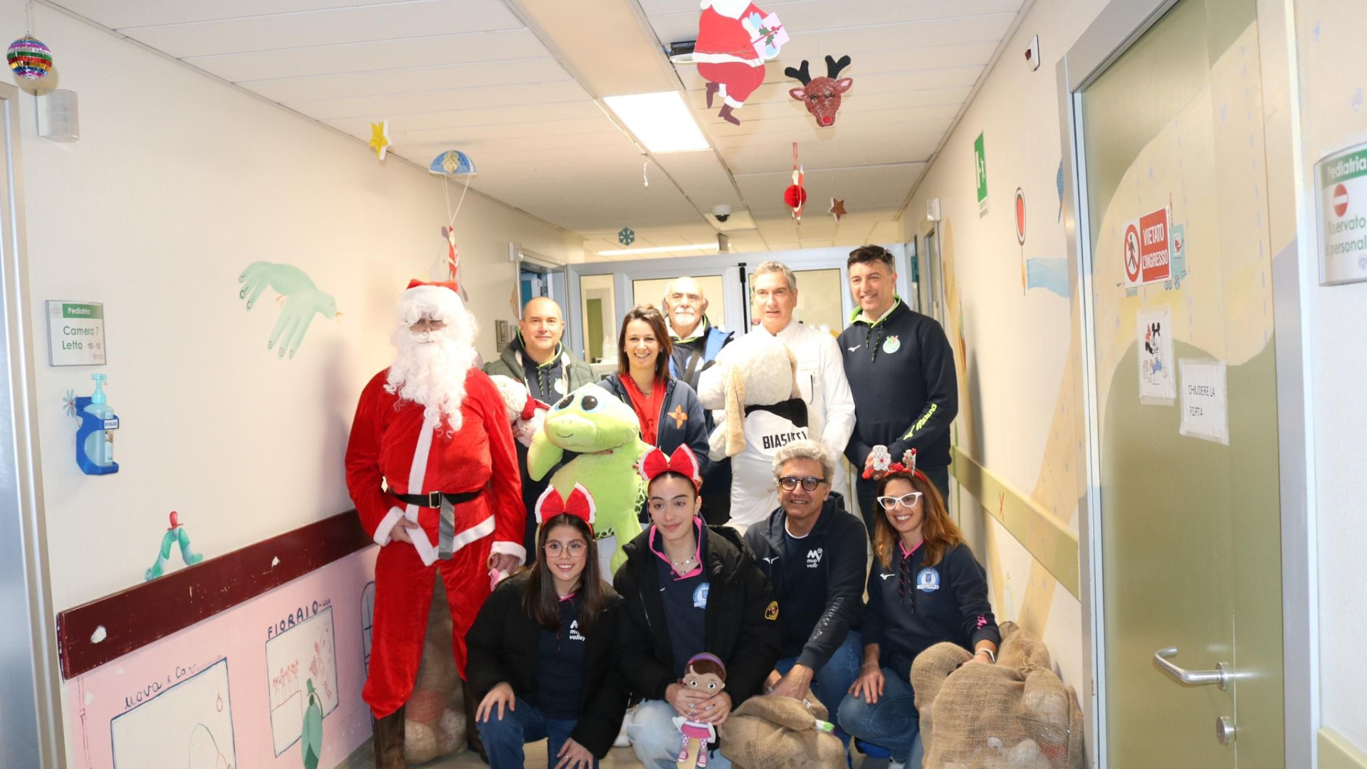 Peluche ai bimbi ricoverati, Mattia spiazza Babbo Natale: "Ti regalo il mio ciuccio"