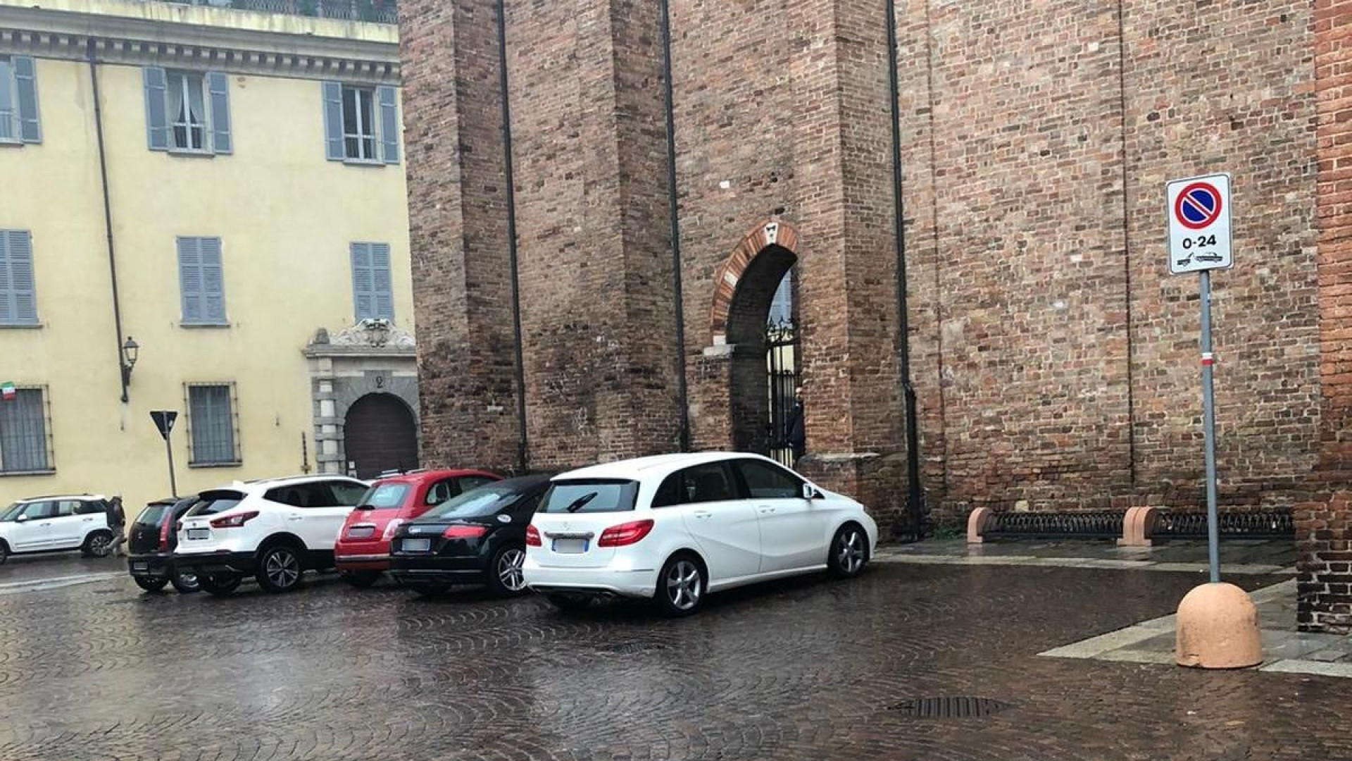 Sosta selvaggia in piazza Sant'Antonino. "Divieto di sosta da sempre ignorato"
