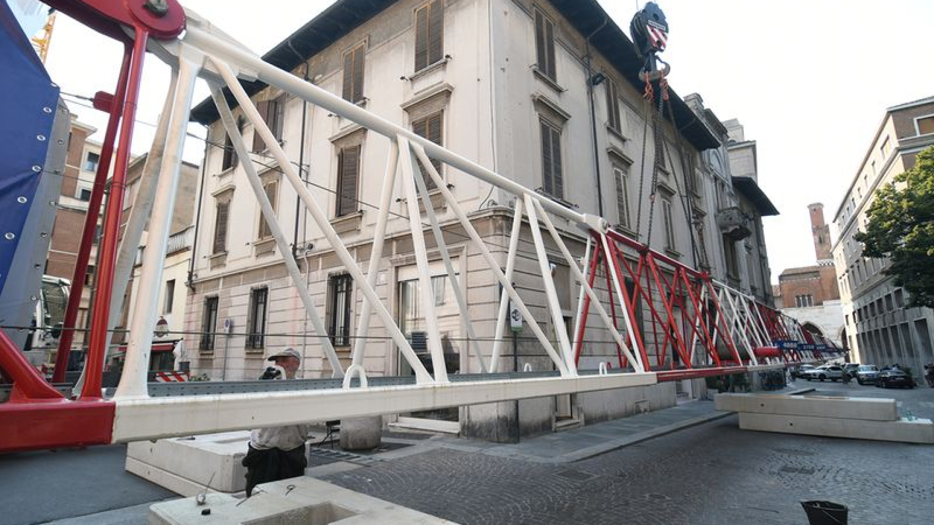 Dopo la piattaforma in cemento arriva la maxi gru per i lavori