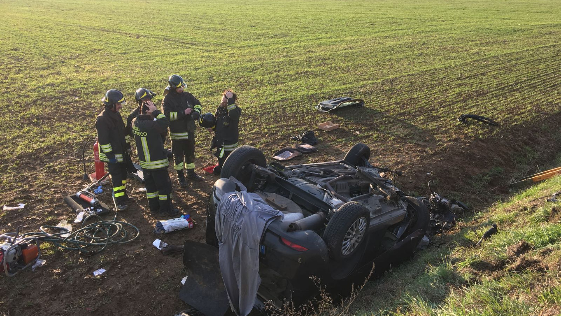 Inferno sulla via Emilia ad Alseno, scontro frontale tra auto e camion: un morto e un ferito grave. Strada chiusa per ore