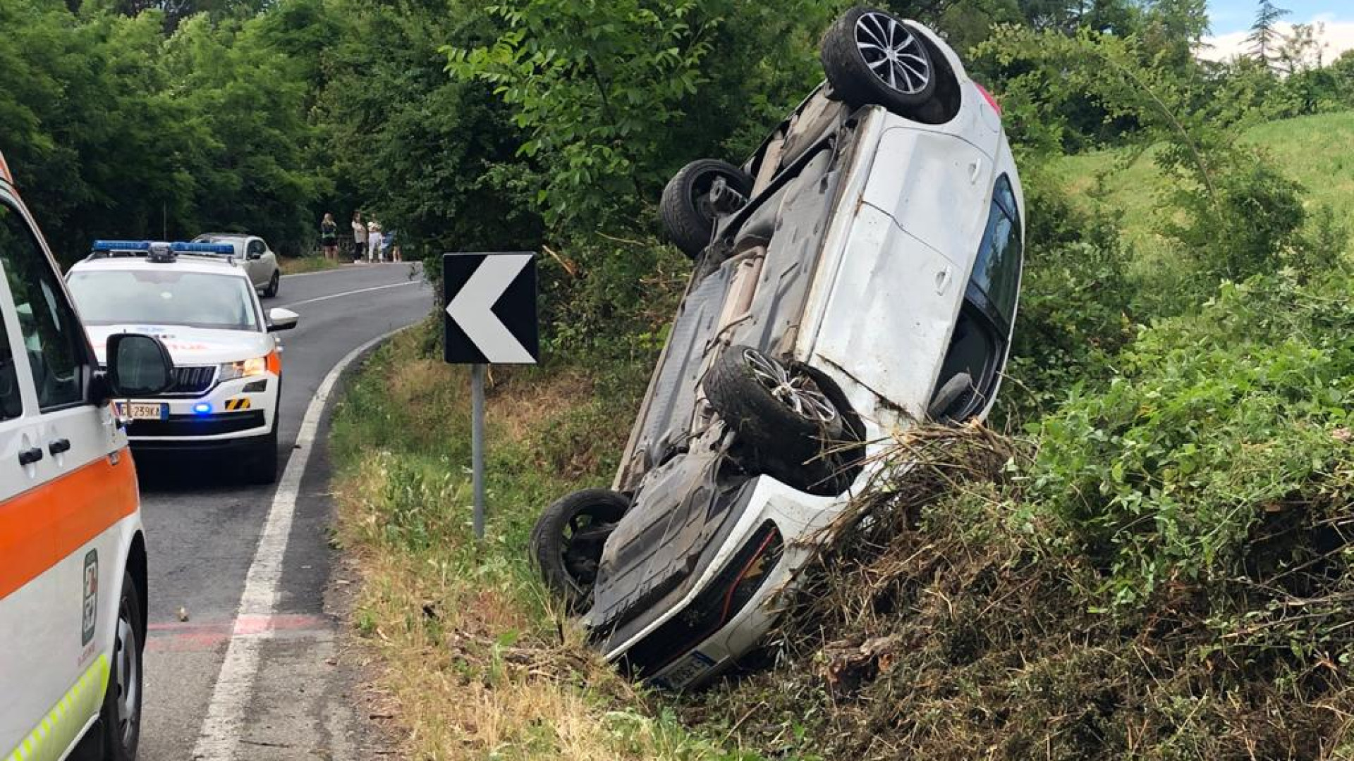 Schianto sulla Statale 45, cinque giovani feriti. Uno è grave: a Parma in elicottero