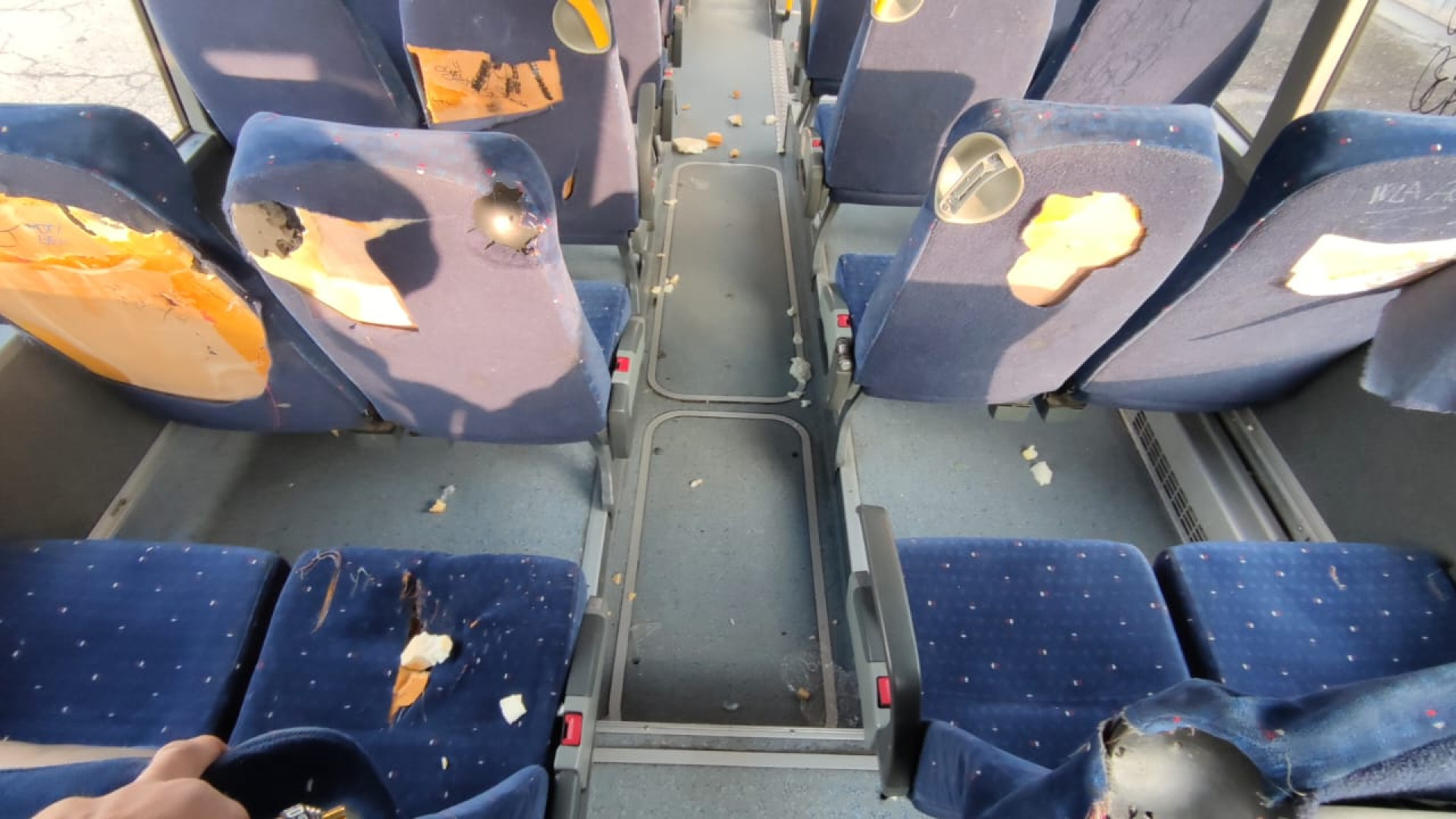 Atti vandalici sulla linea Piacenza-Pianello. Sedili del bus tagliati e distrutti