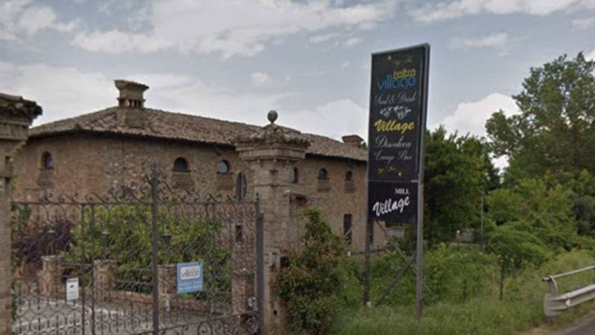 L'Altro Village, stop del Comune per una settimana: "Irregolarità"