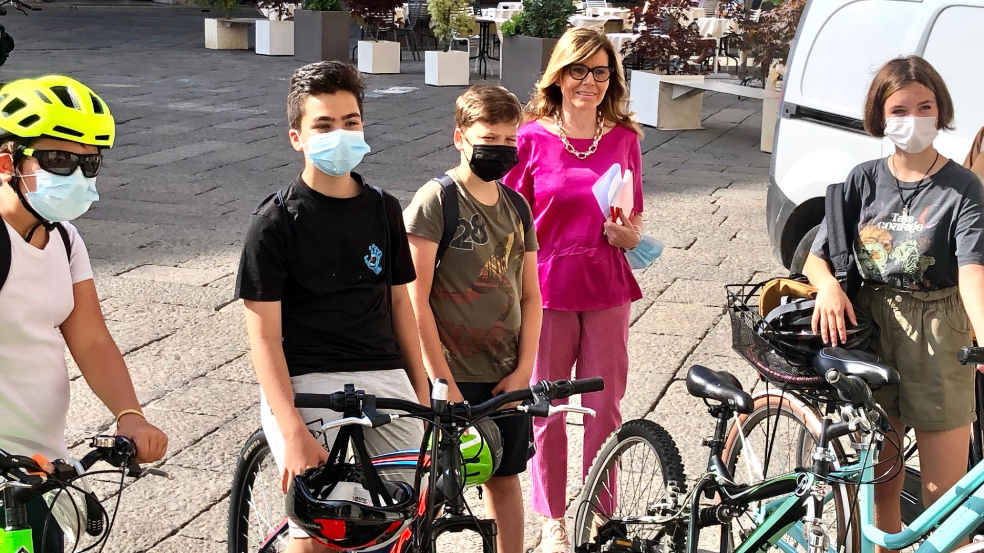 Scuola estiva, gli alunni della Calvino scoprono la città in bici. Incontro con il sindaco