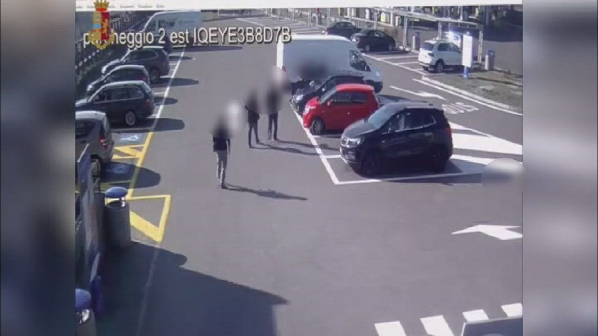 Clienti presi a calci e pugni davanti agli autogrill: sgominata gang che vendeva calze