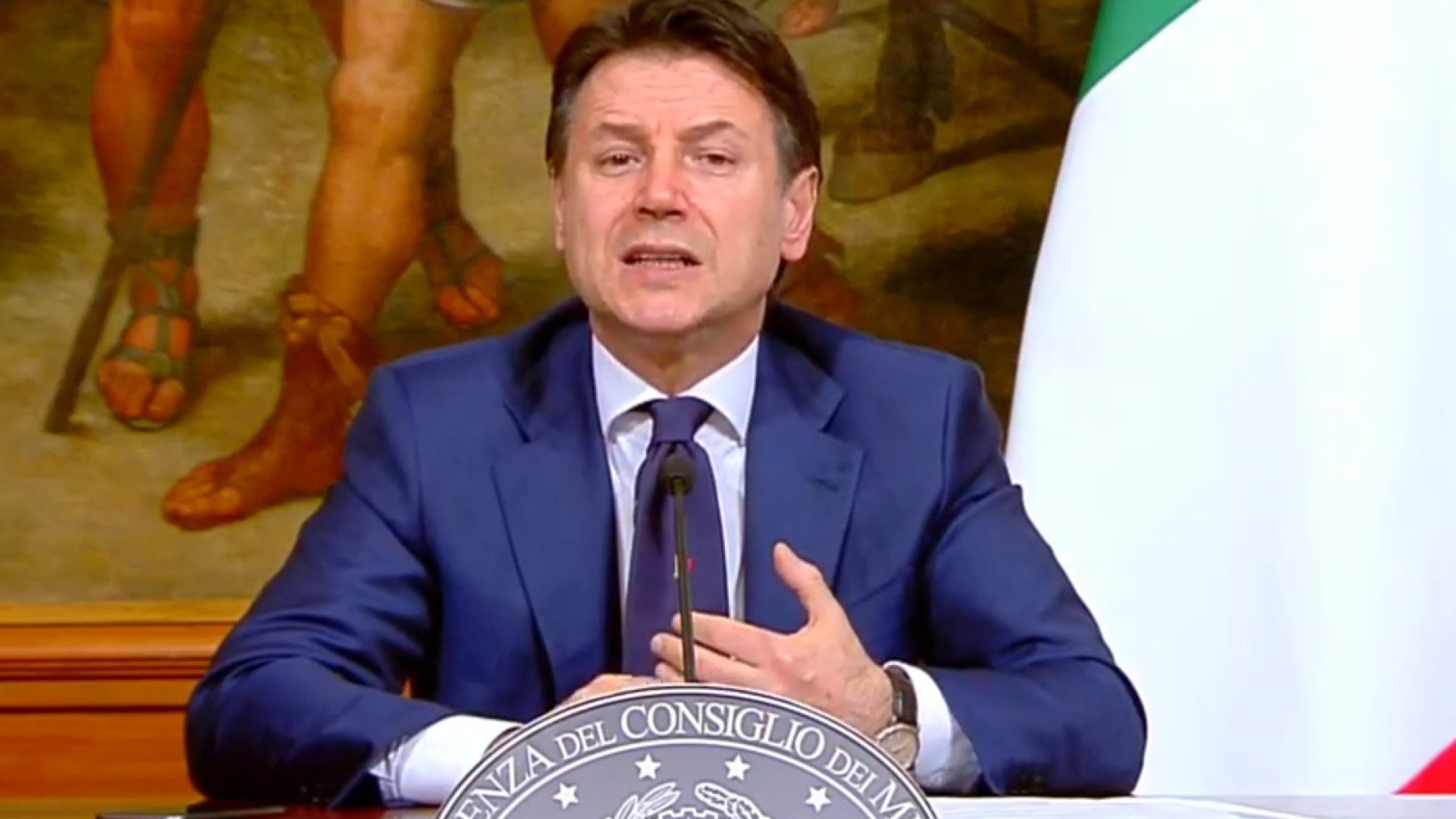 Il premier Conte annuncia la fase 2: "Distanziati, ma ripartiamo"