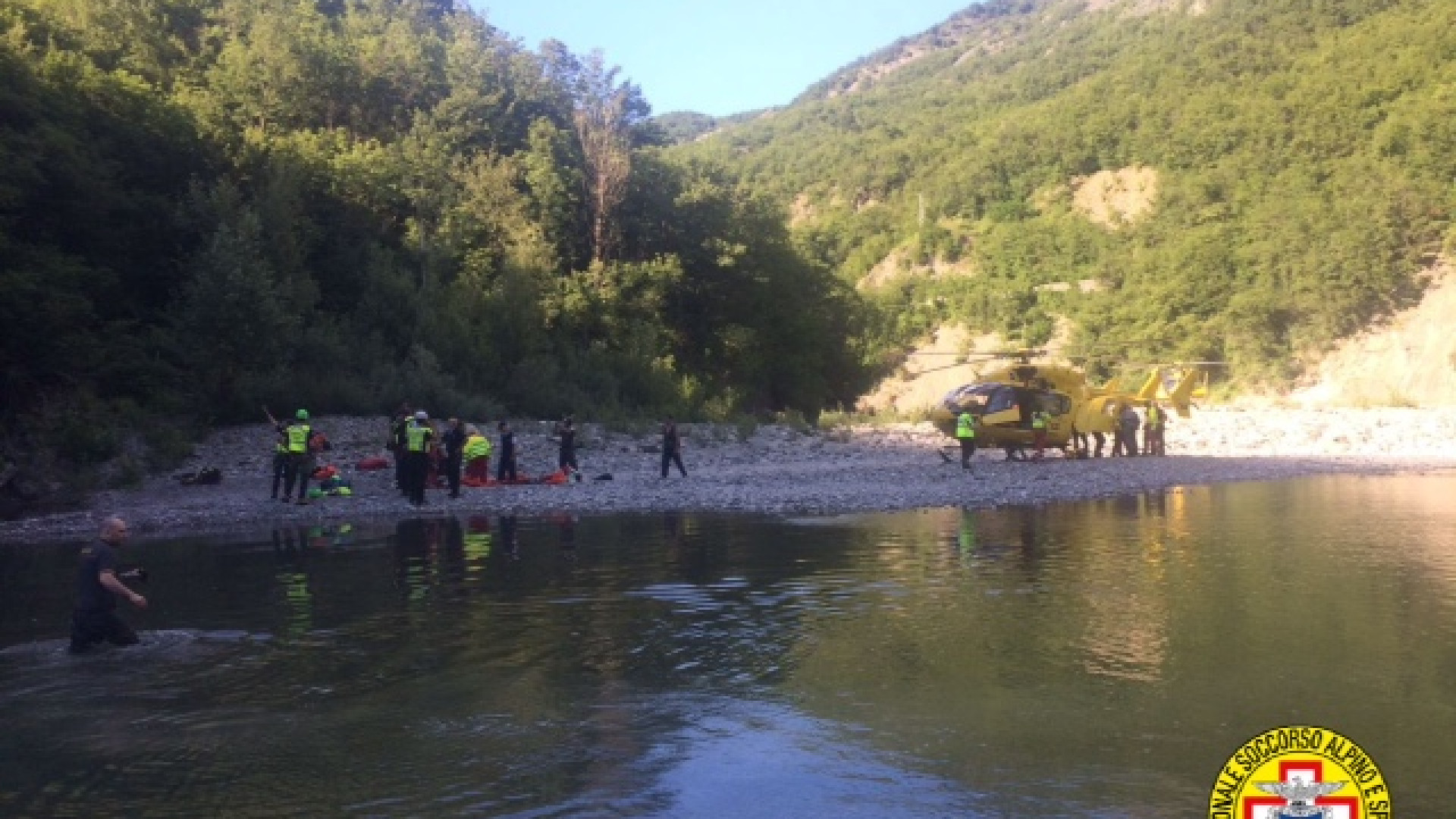 Fungaiolo cade nella scarpata, soccorritore ferito durante il recupero