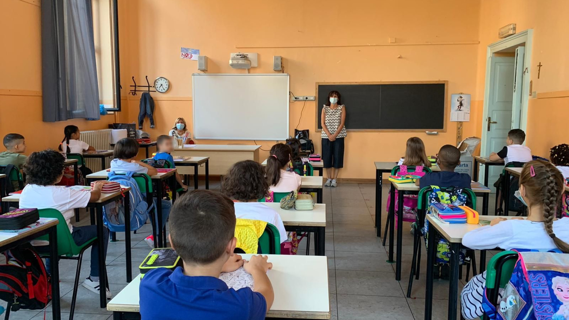 Mascherine, code e qualche lacrima: tutto fila liscio nel primo giorno di scuola
