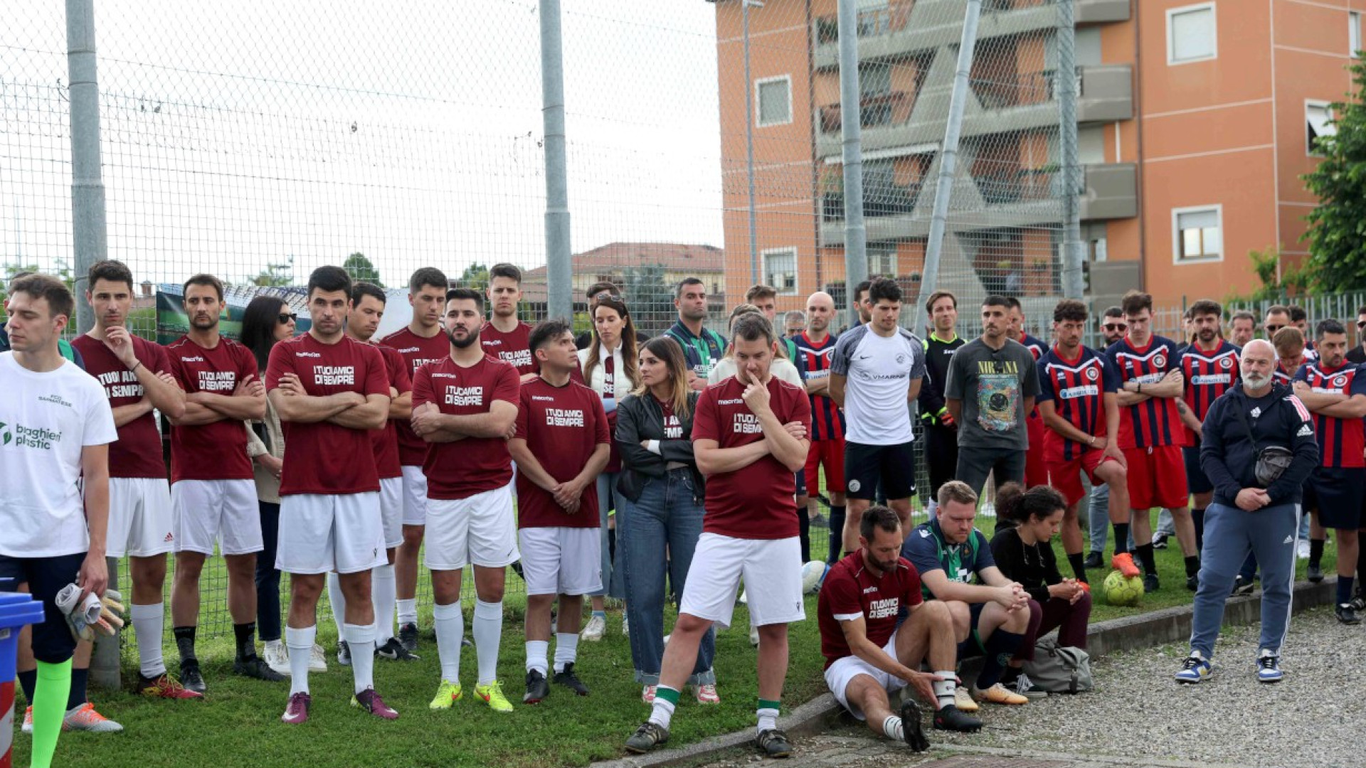 "Siamo ancora qui per te": |gli ex compagni in campo nel ricordo di Andrea Cavanna