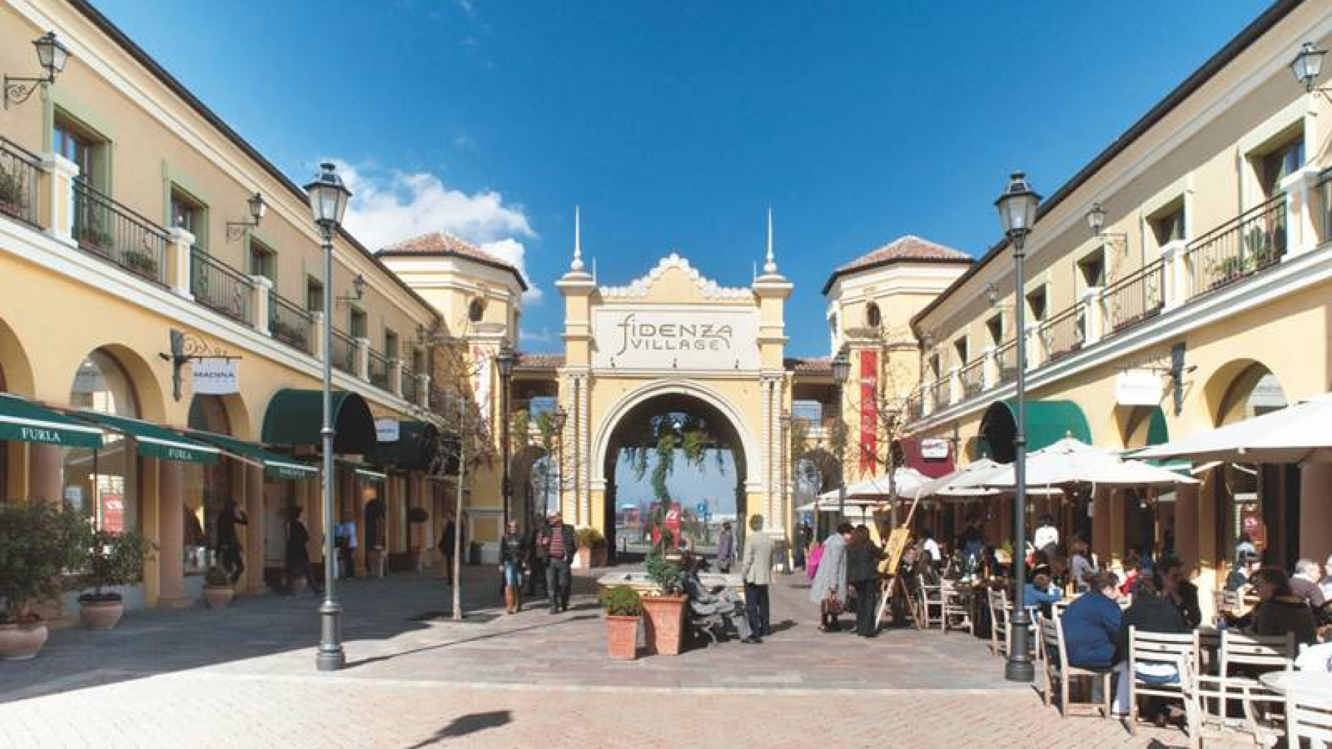 Lavorare in tempo di crisi: l’outlet Fidenza Village assume 100 giovani