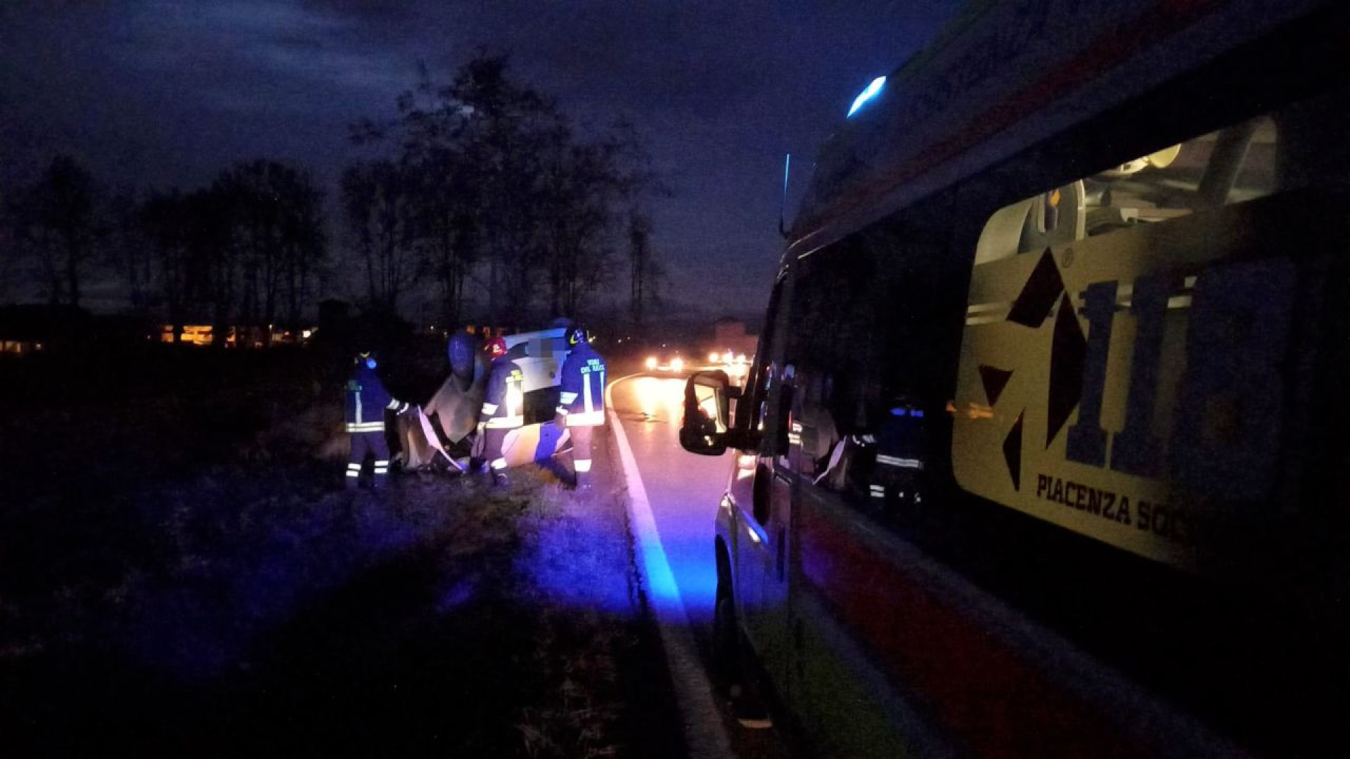 Auto ribaltata tra Vigolzone e Grazzano Visconti, illeso l'uomo alla guida