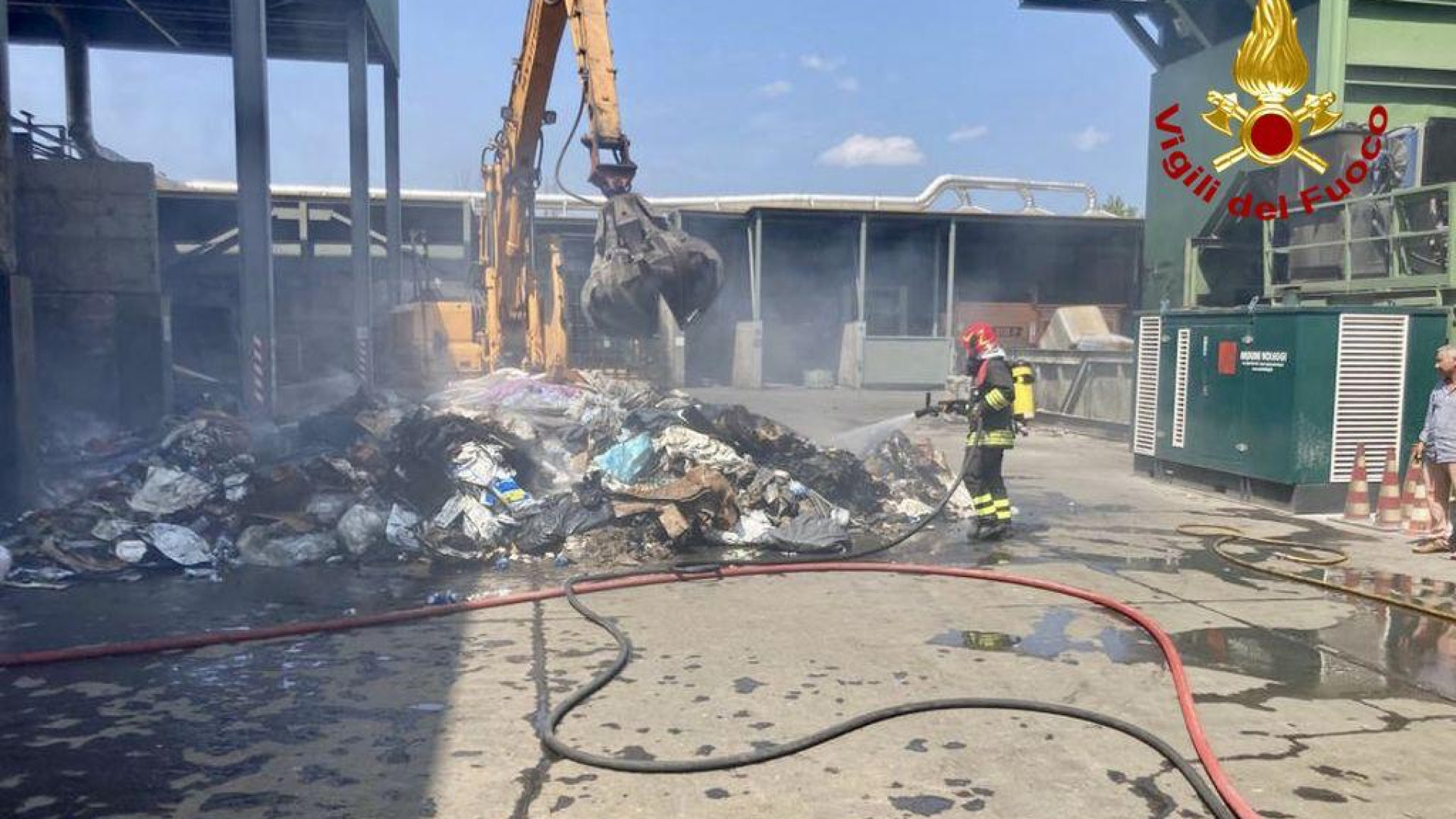 Scoppia incendio in un capannone per lo smaltimento di rifiuti speciali